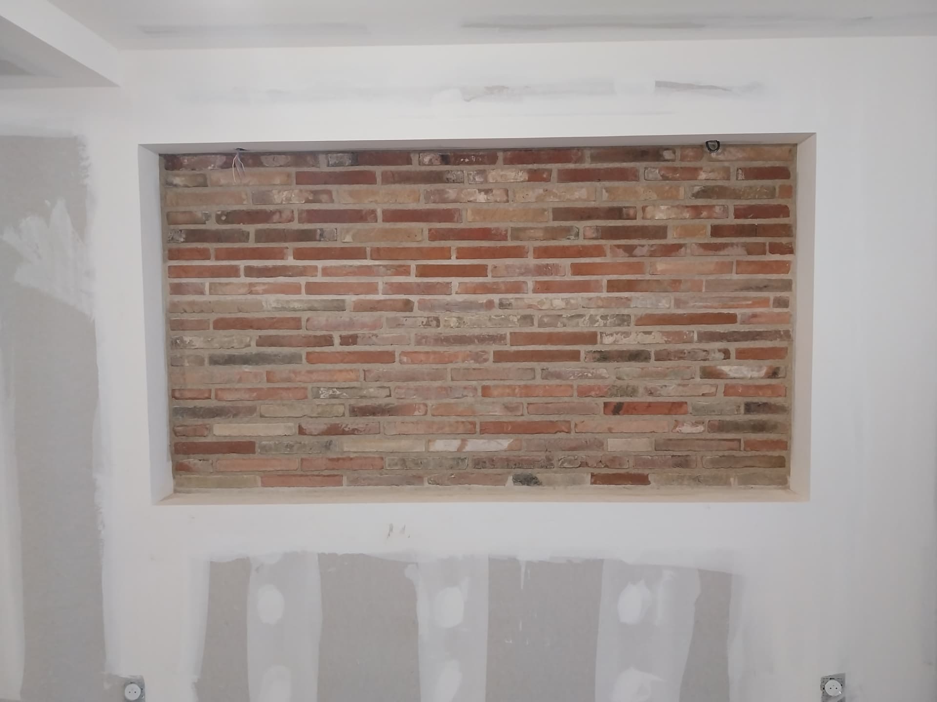 Niches en briques de récupération pour un bureau