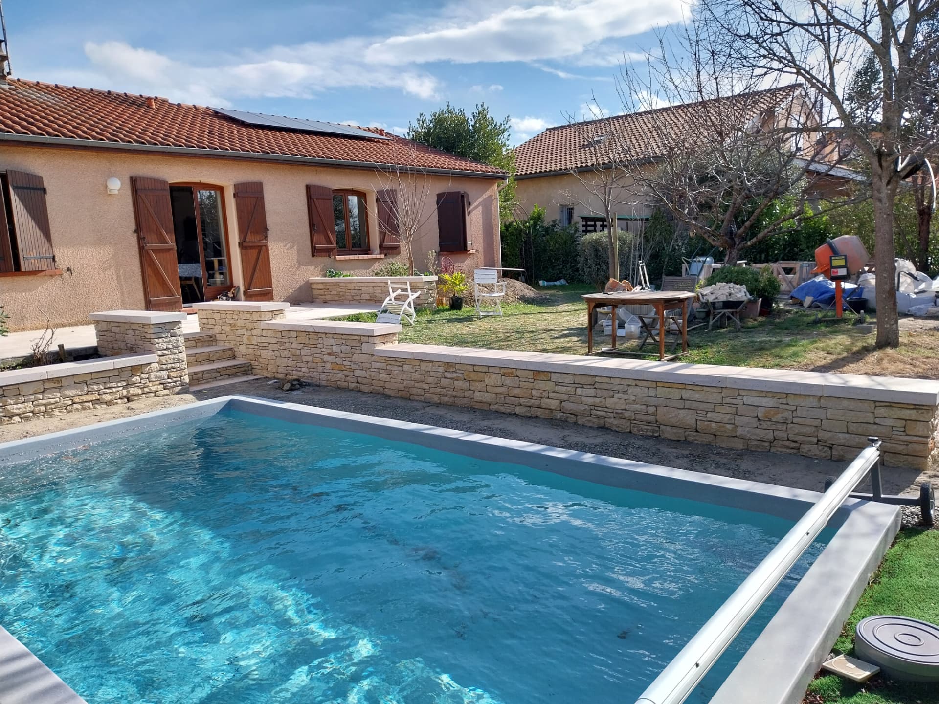 Murets de piscine en Pierre du Lot, marches et terrasse en travertin — Après