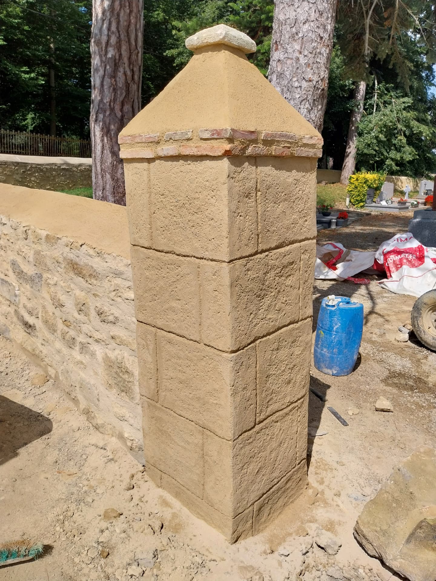 Réparation d'un mur de cimetière après un accident — Après