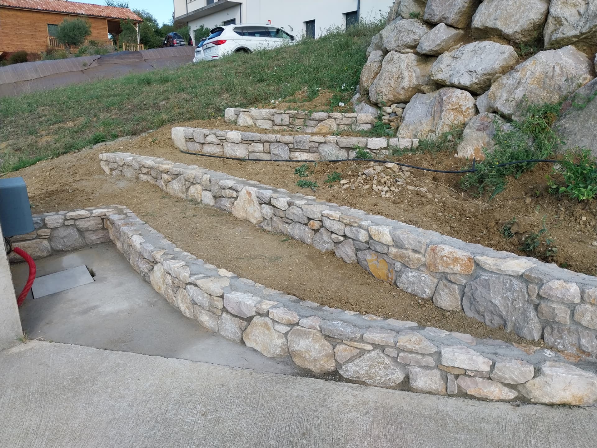 Murets de soutènement en terrasses en pierre calcaire
