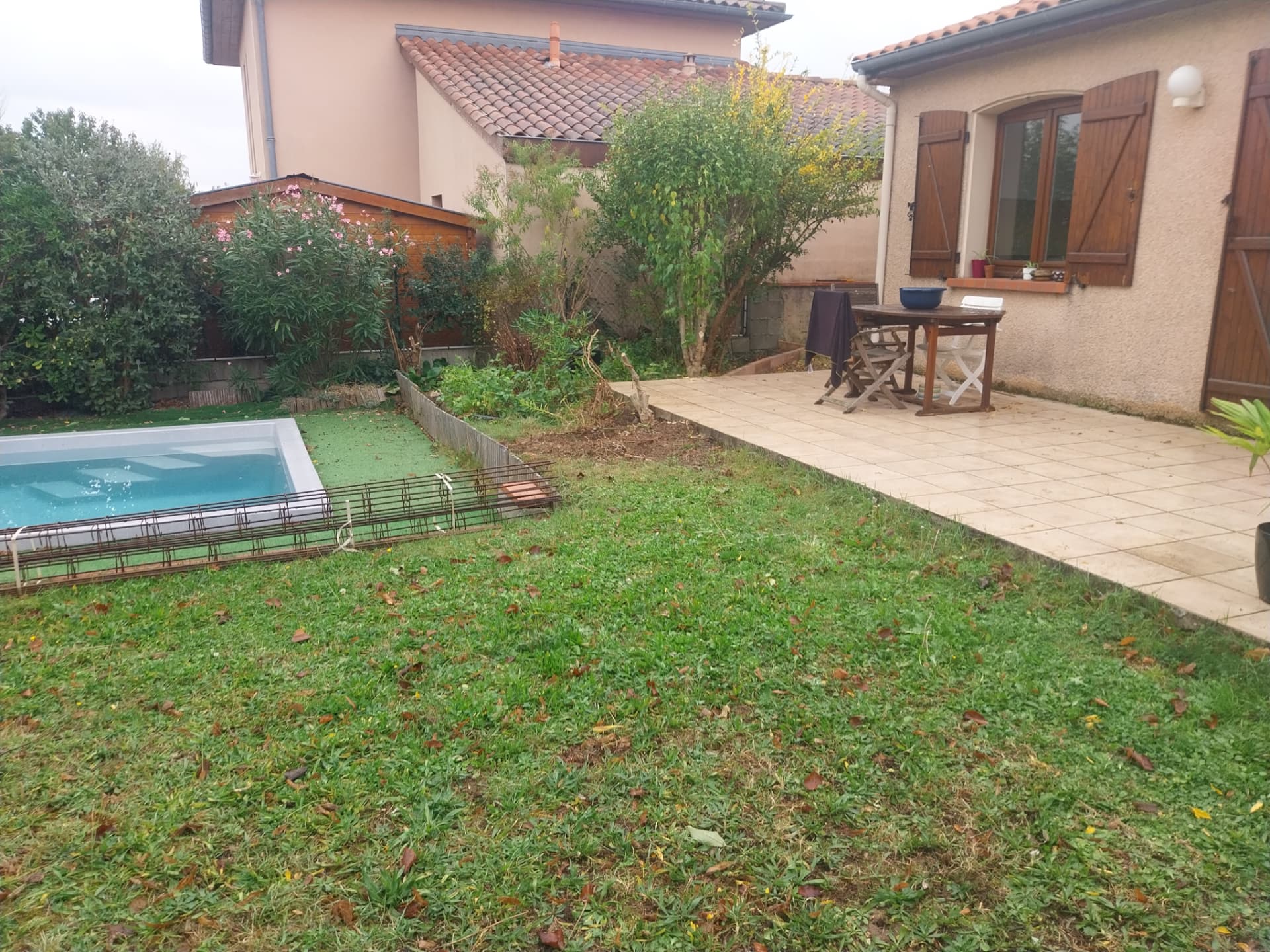 Murets de piscine en Pierre du Lot, marches et terrasse en travertin — Avant