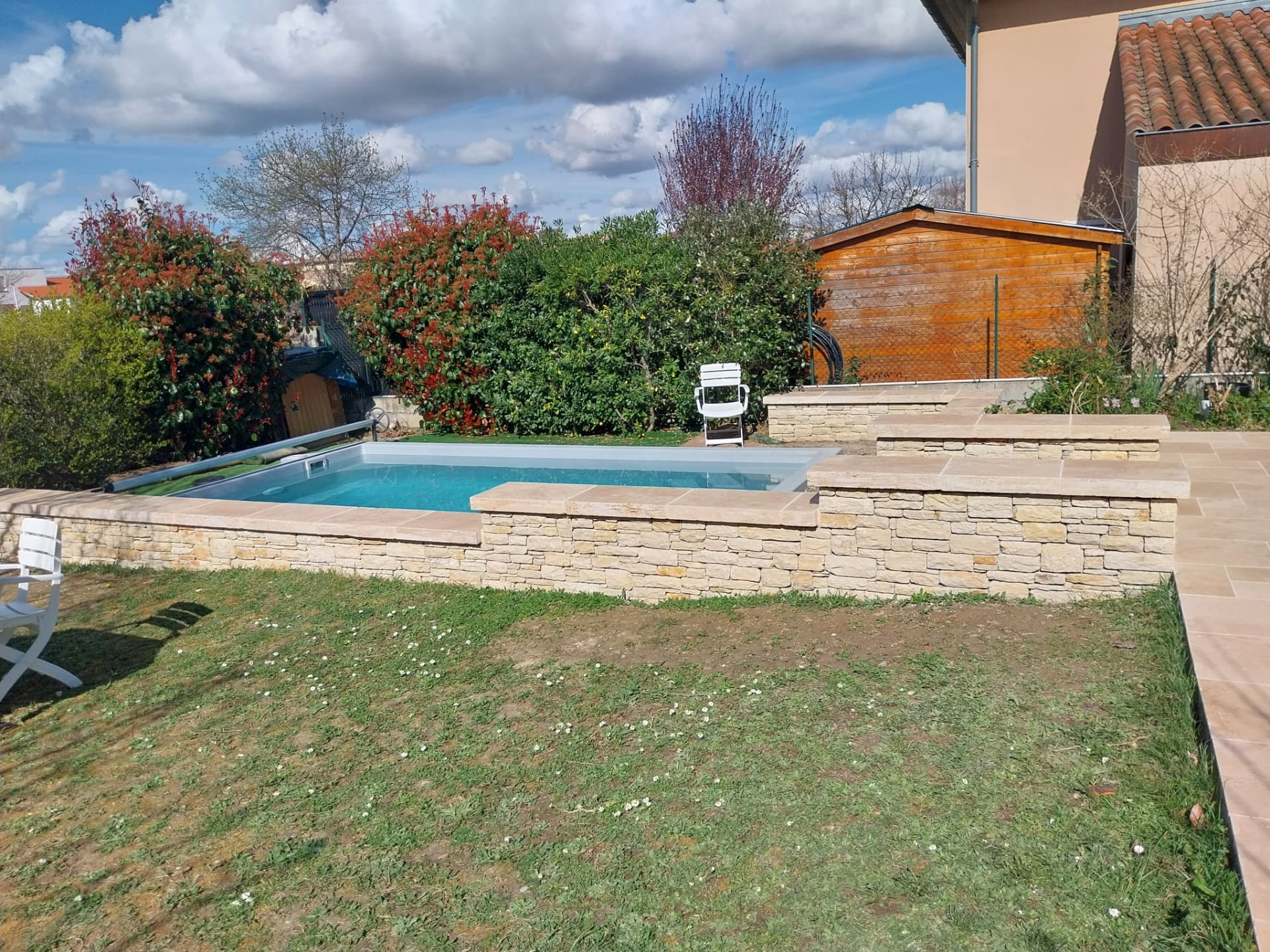 Murets de piscine en Pierre du Lot, marches et terrasse en travertin — Après