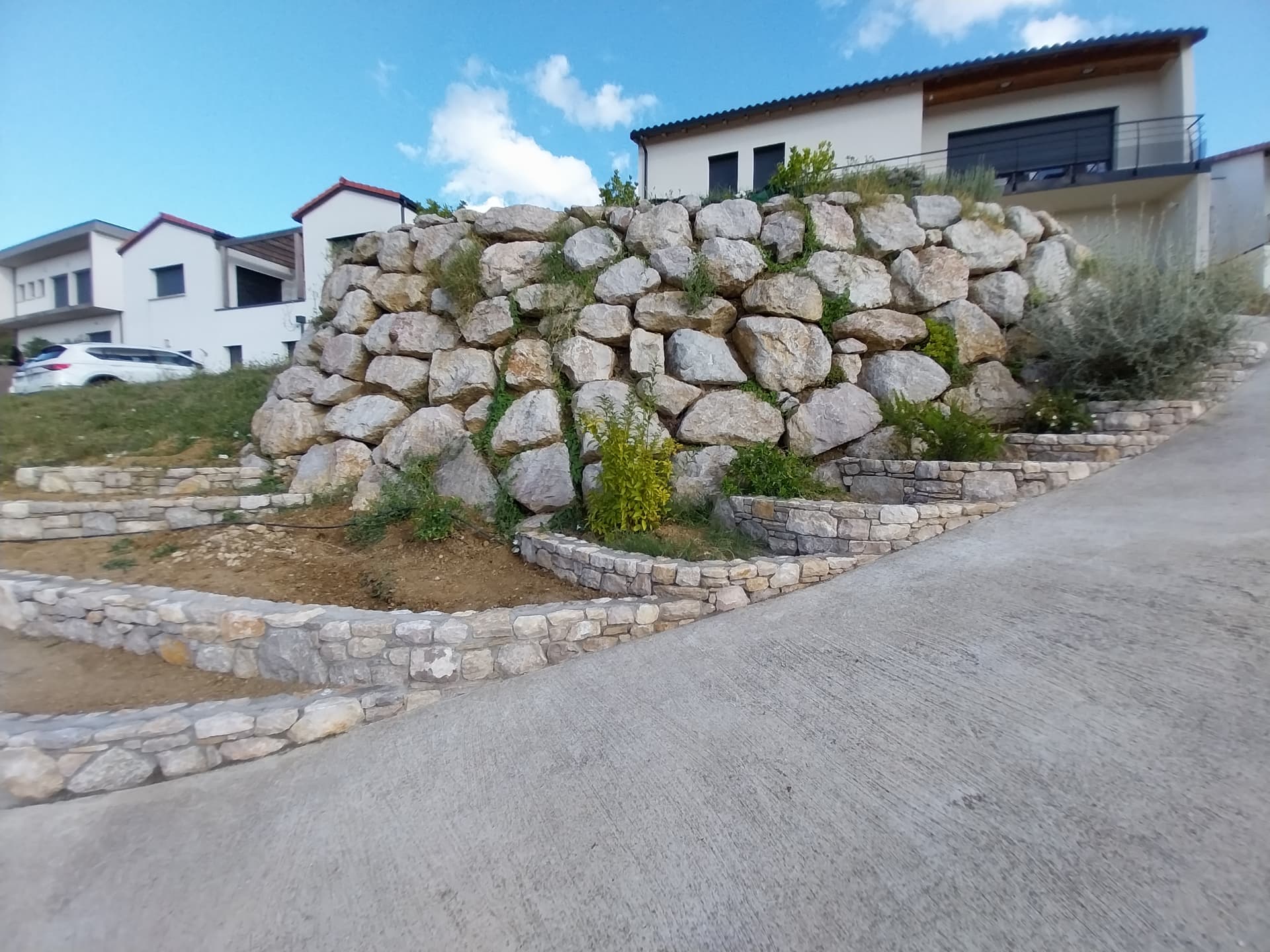Murets de soutènement en terrasses en pierre calcaire