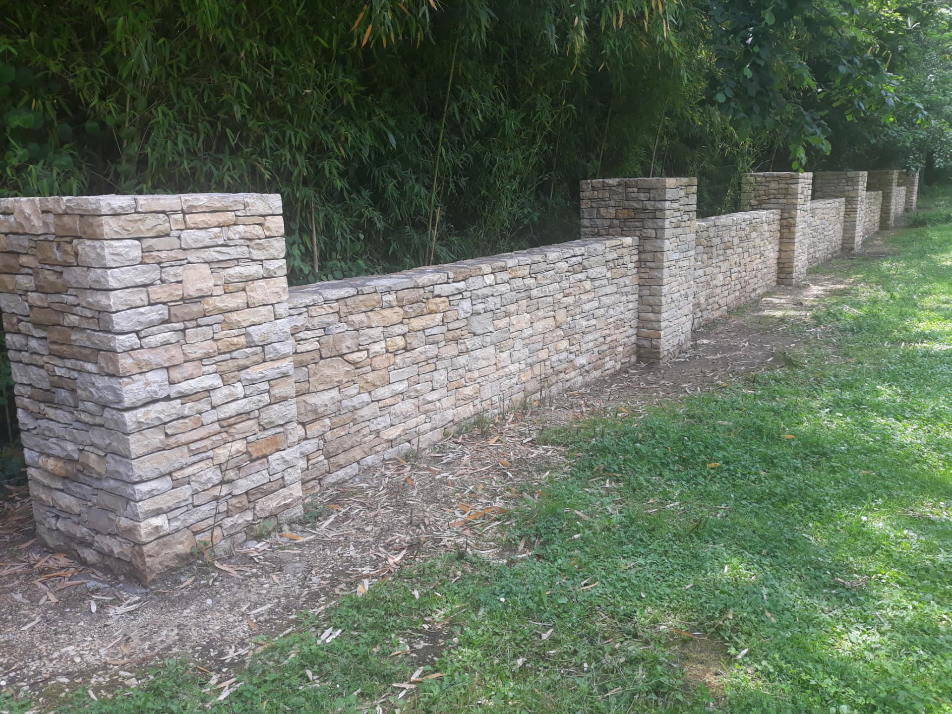 Mur de clôture à six piliers en Pierre du Lot