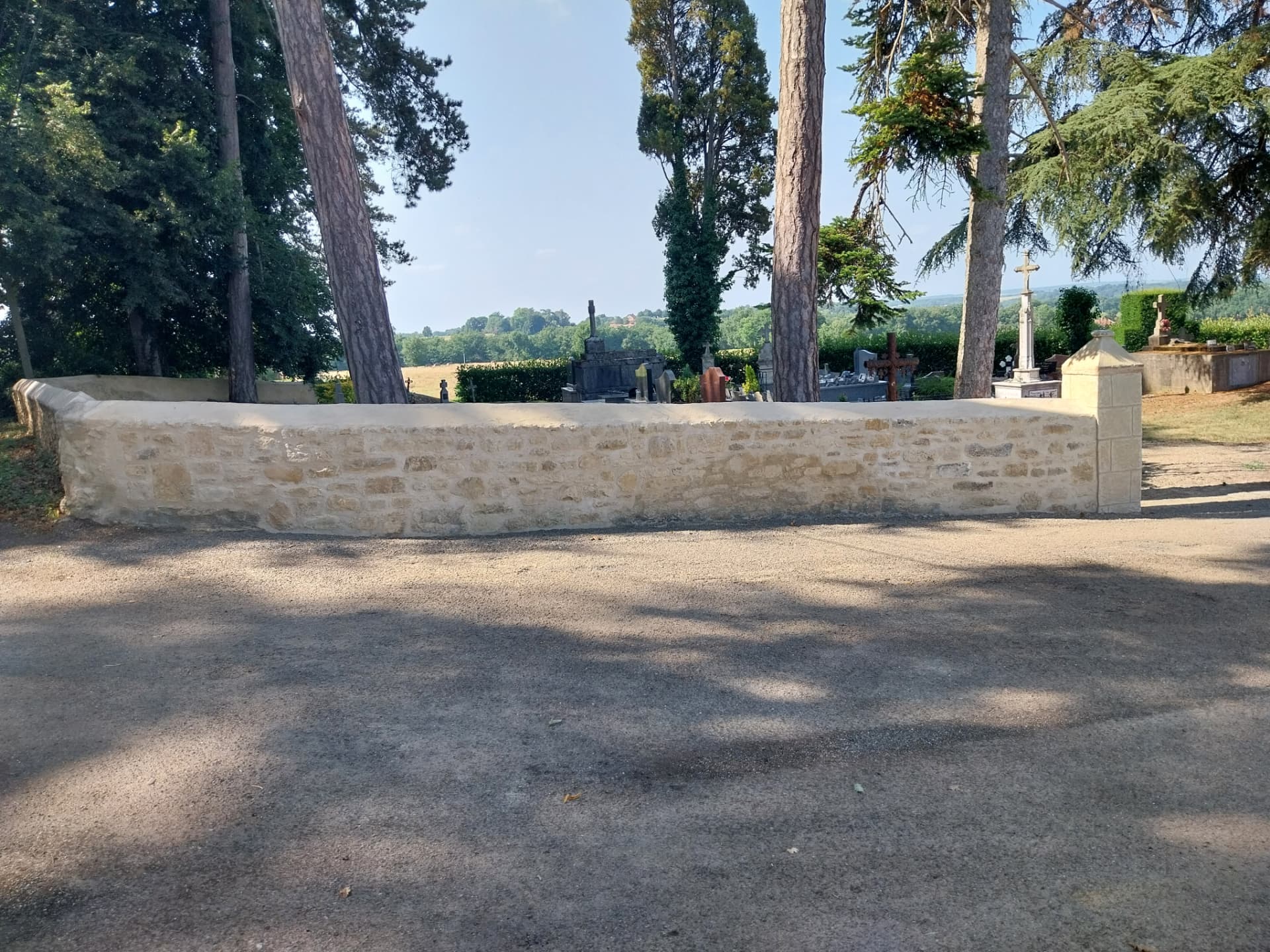 Réparation d'un mur de cimetière après un accident