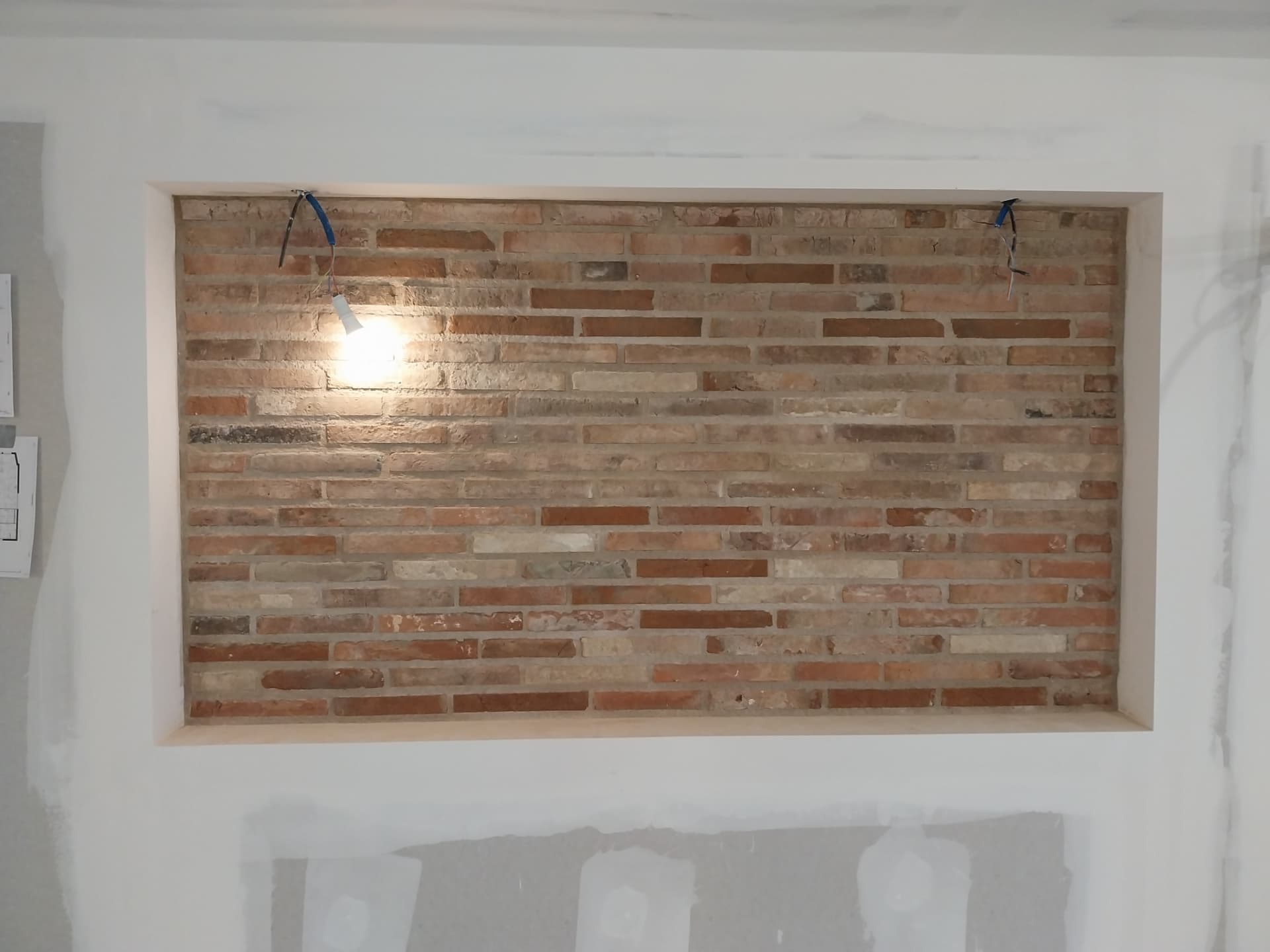 Niches en briques de récupération pour un bureau
