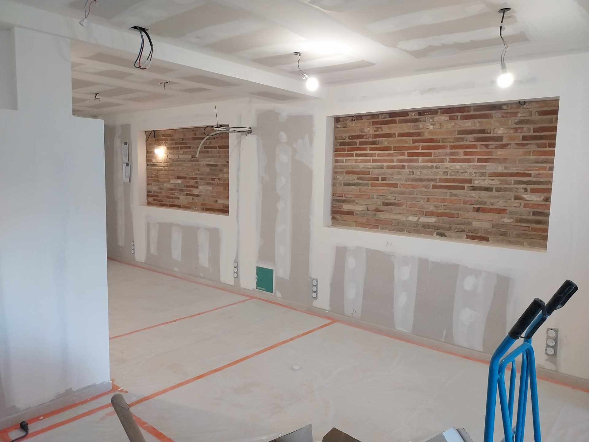 Niches en briques de récupération pour un bureau