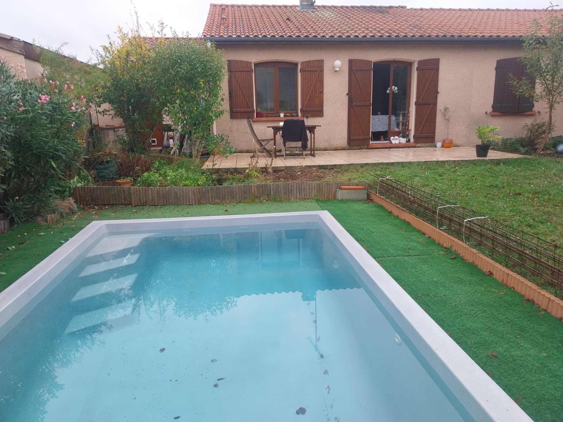 Murets de piscine en Pierre du Lot, marches et terrasse en travertin — Avant