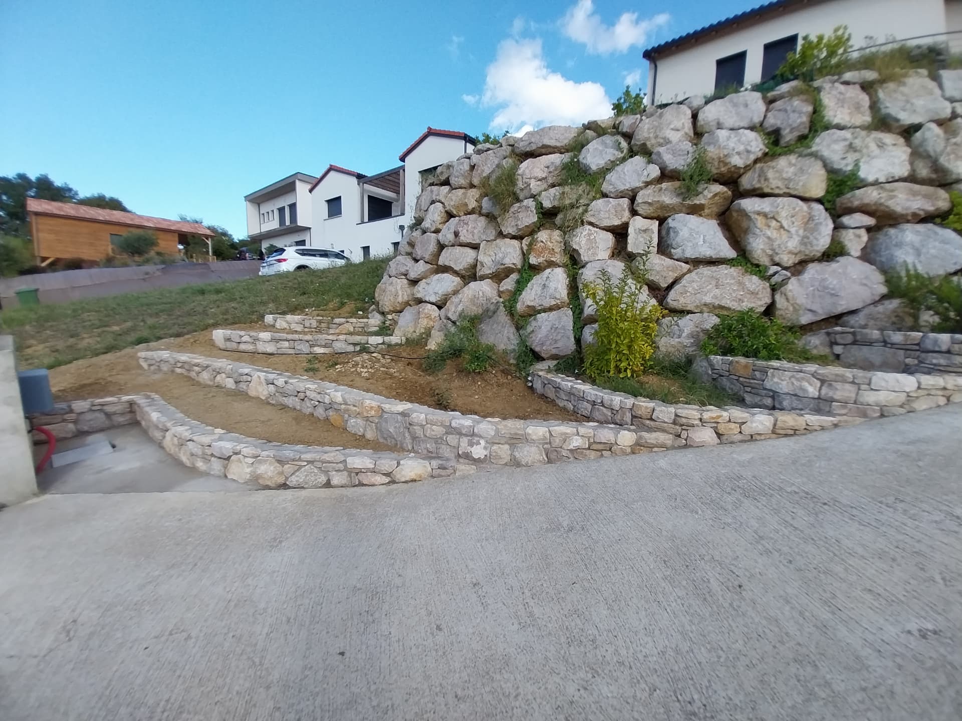 Murets de soutènement en terrasses en pierre calcaire