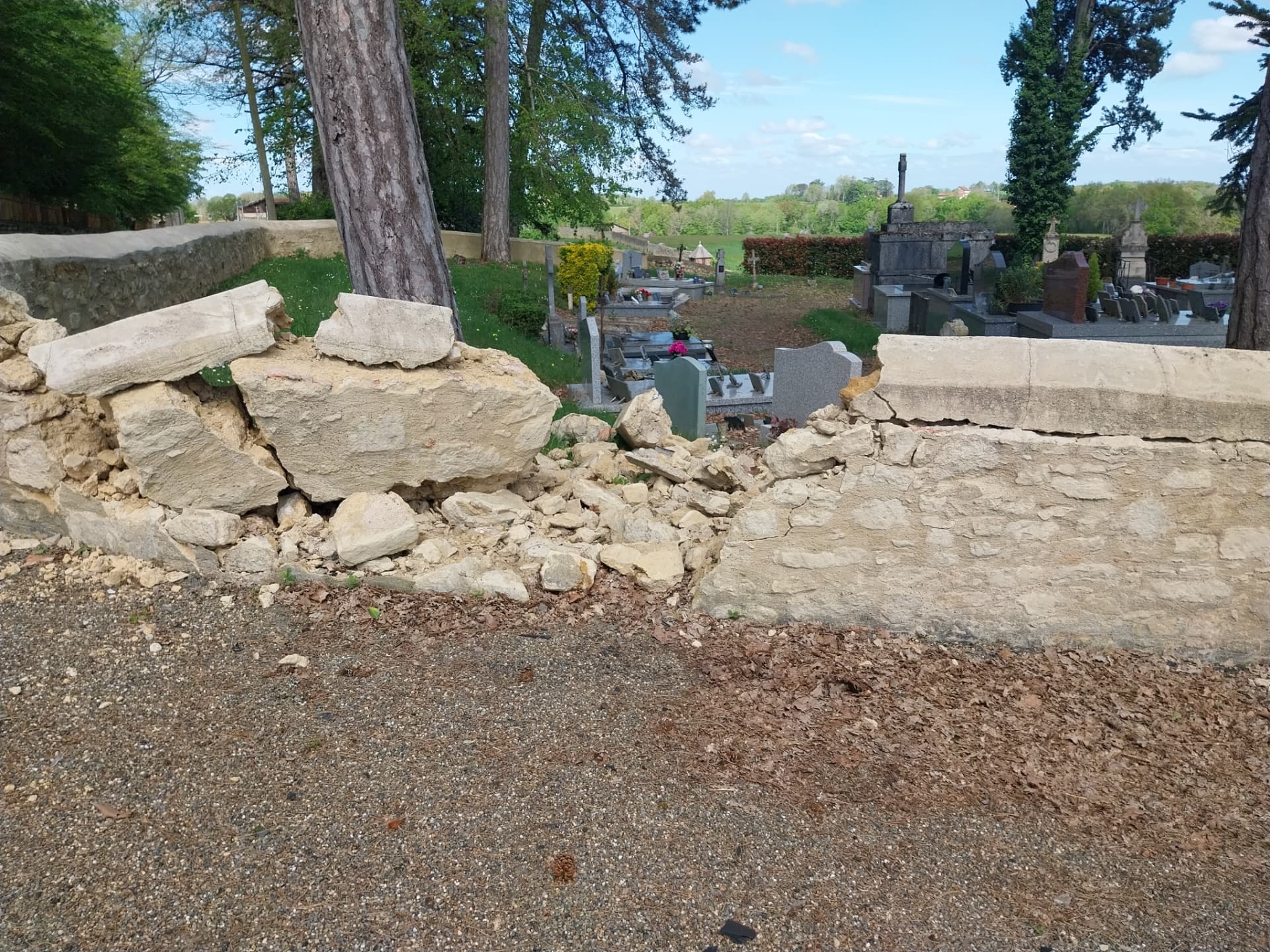 Réparation d'un mur de cimetière après un accident — Avant