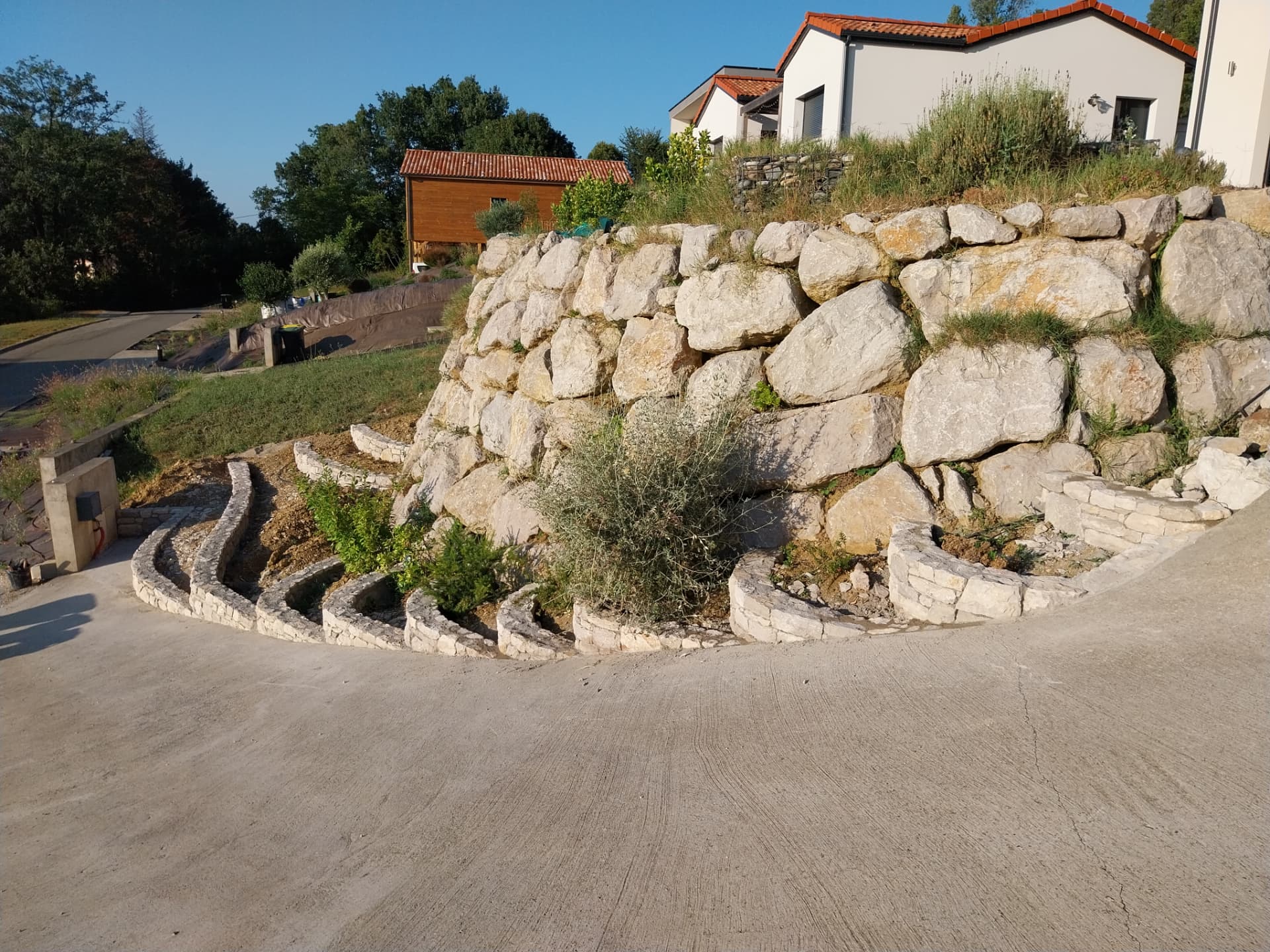 Murets de soutènement en terrasses en pierre calcaire