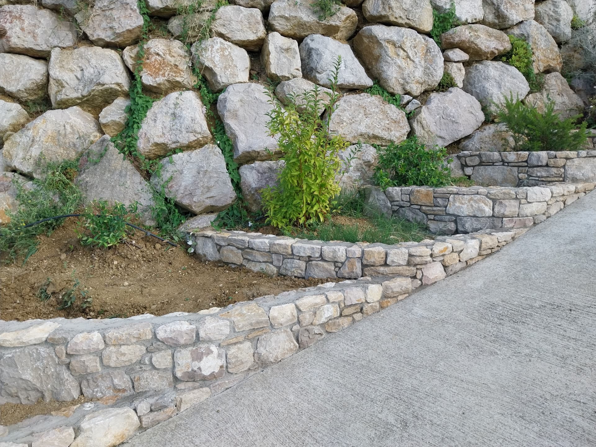 Murets de soutènement en terrasses en pierre calcaire
