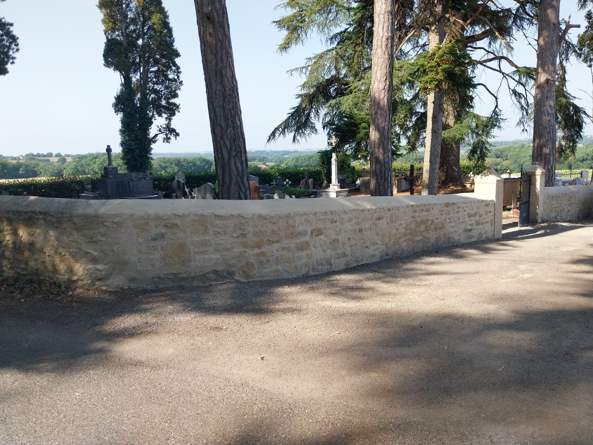 Réparation d'un mur de cimetière après un accident — Après