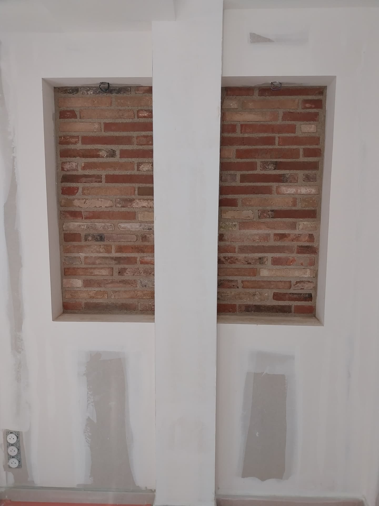 Niches en briques de récupération pour un bureau