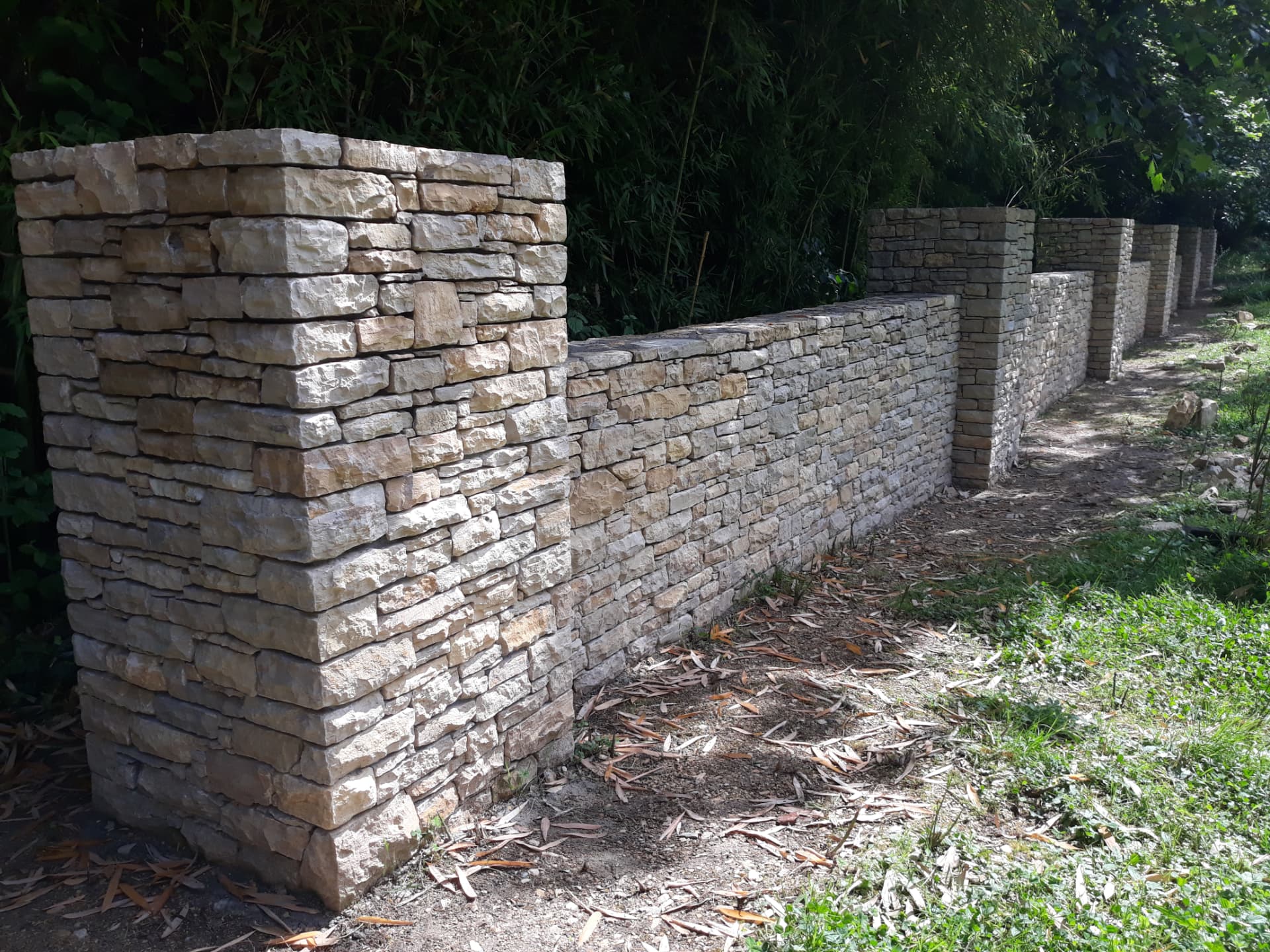 Mur de clôture à six piliers en Pierre du Lot