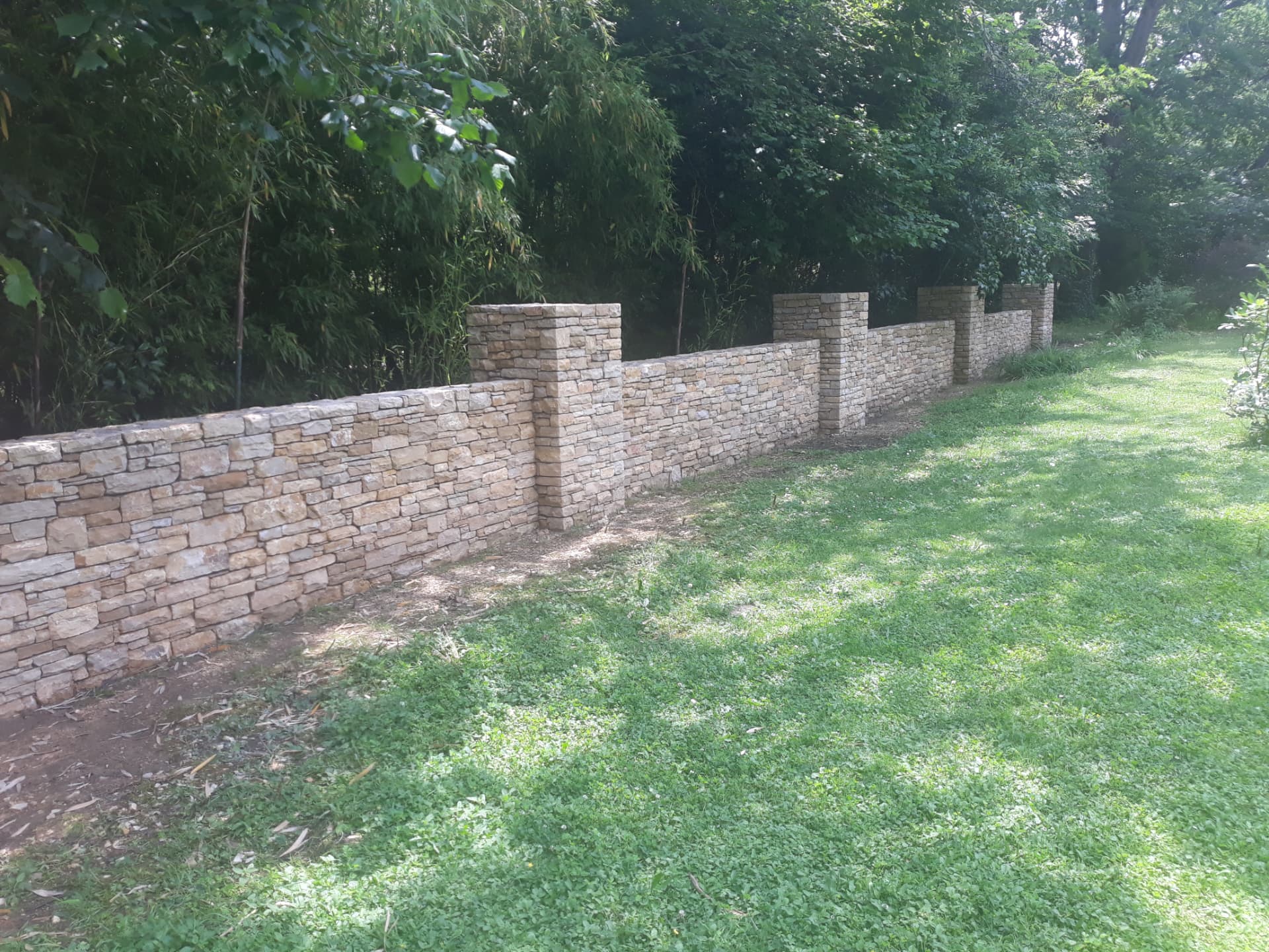 Mur de clôture à six piliers en Pierre du Lot