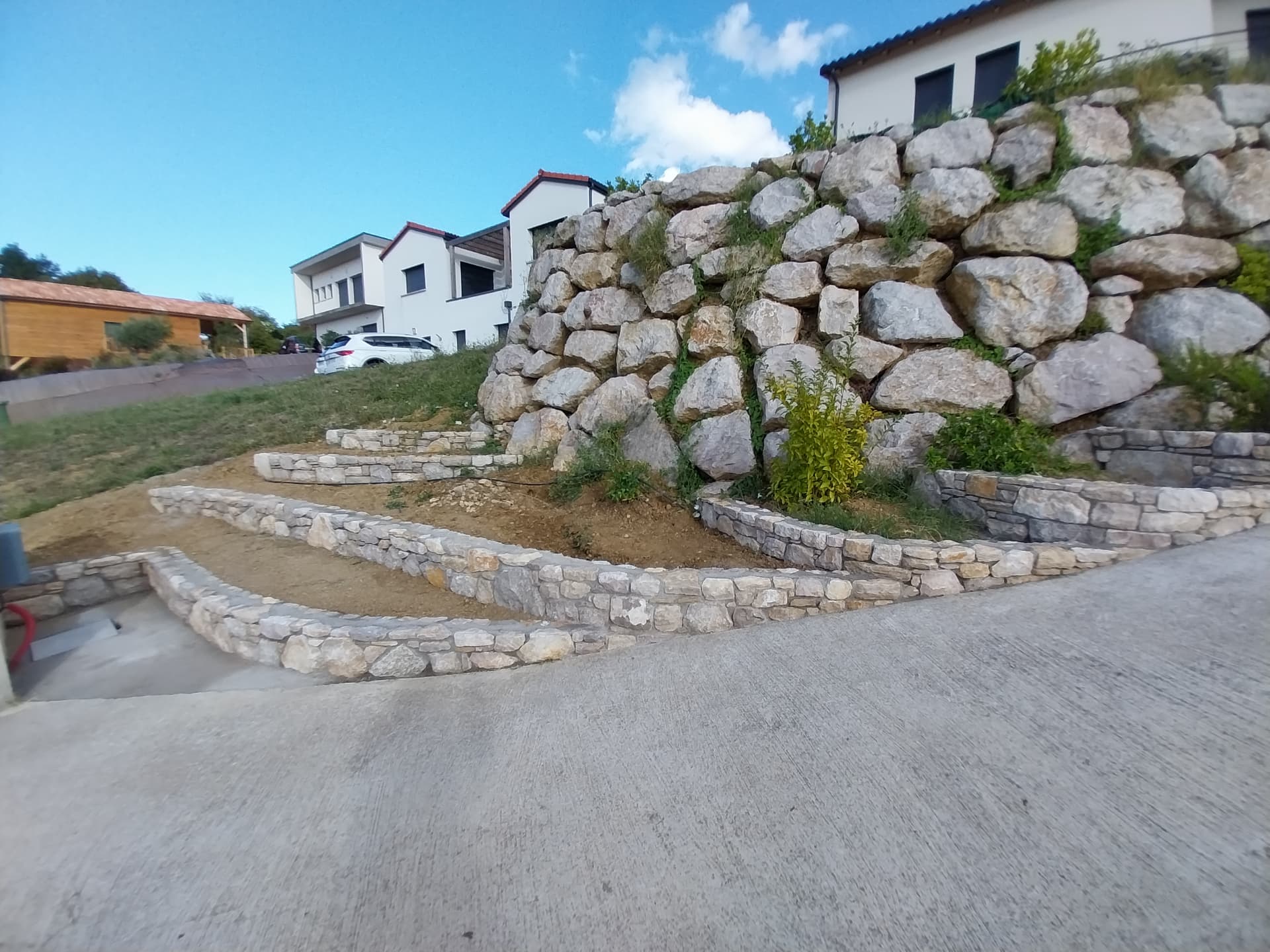 Murets de soutènement en terrasses en pierre calcaire