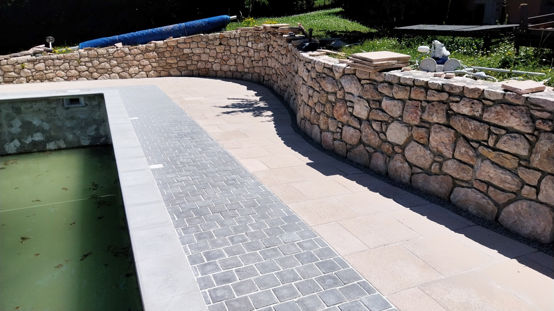 Terrasse, murs de soutènement et marches — Après