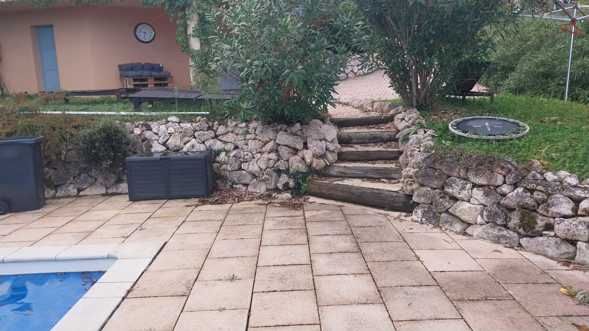 Terrasse, murs et marches — avant / après — Avant