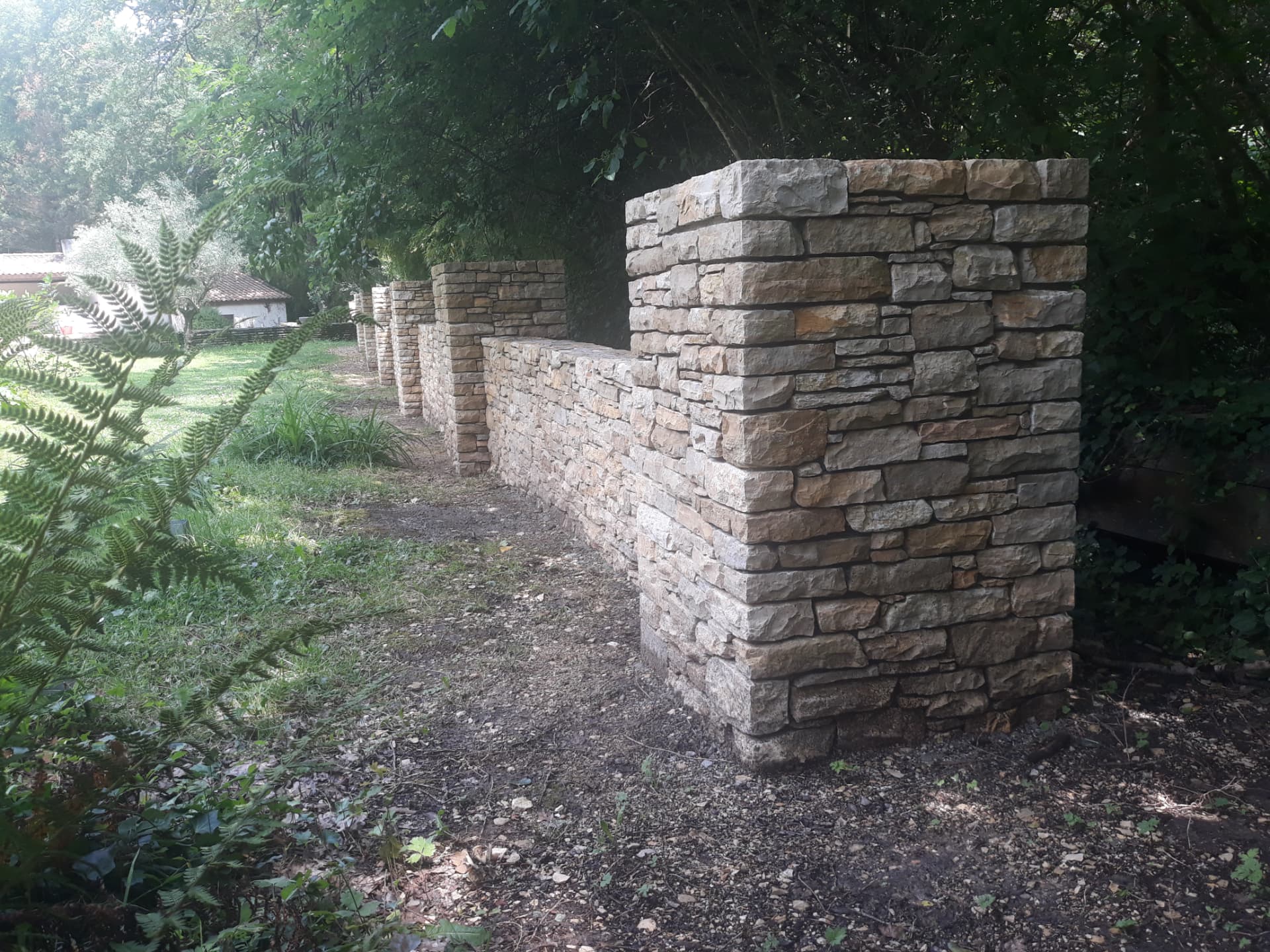 Mur de clôture à six piliers en Pierre du Lot