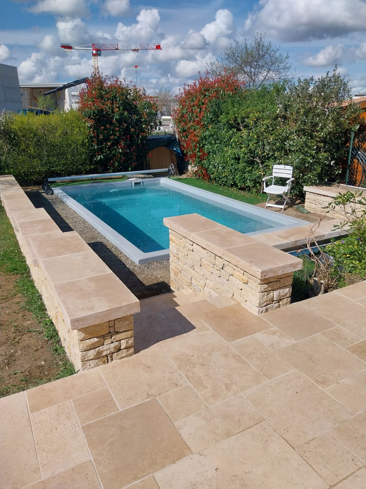 Murets de piscine en Pierre du Lot, marches et terrasse en travertin — Après