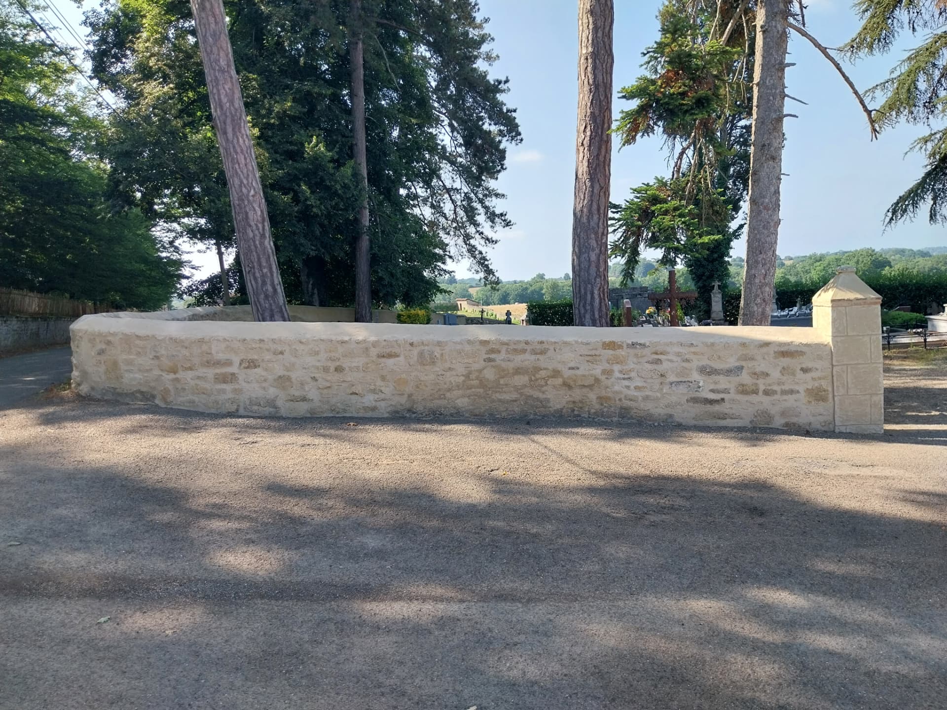 Réparation d'un mur de cimetière après un accident — Après