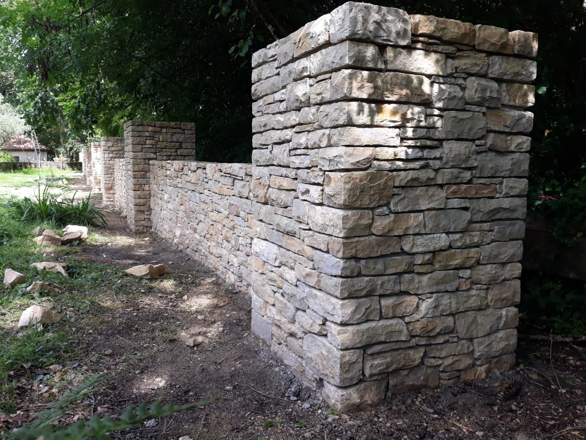 Mur de clôture à six piliers en Pierre du Lot