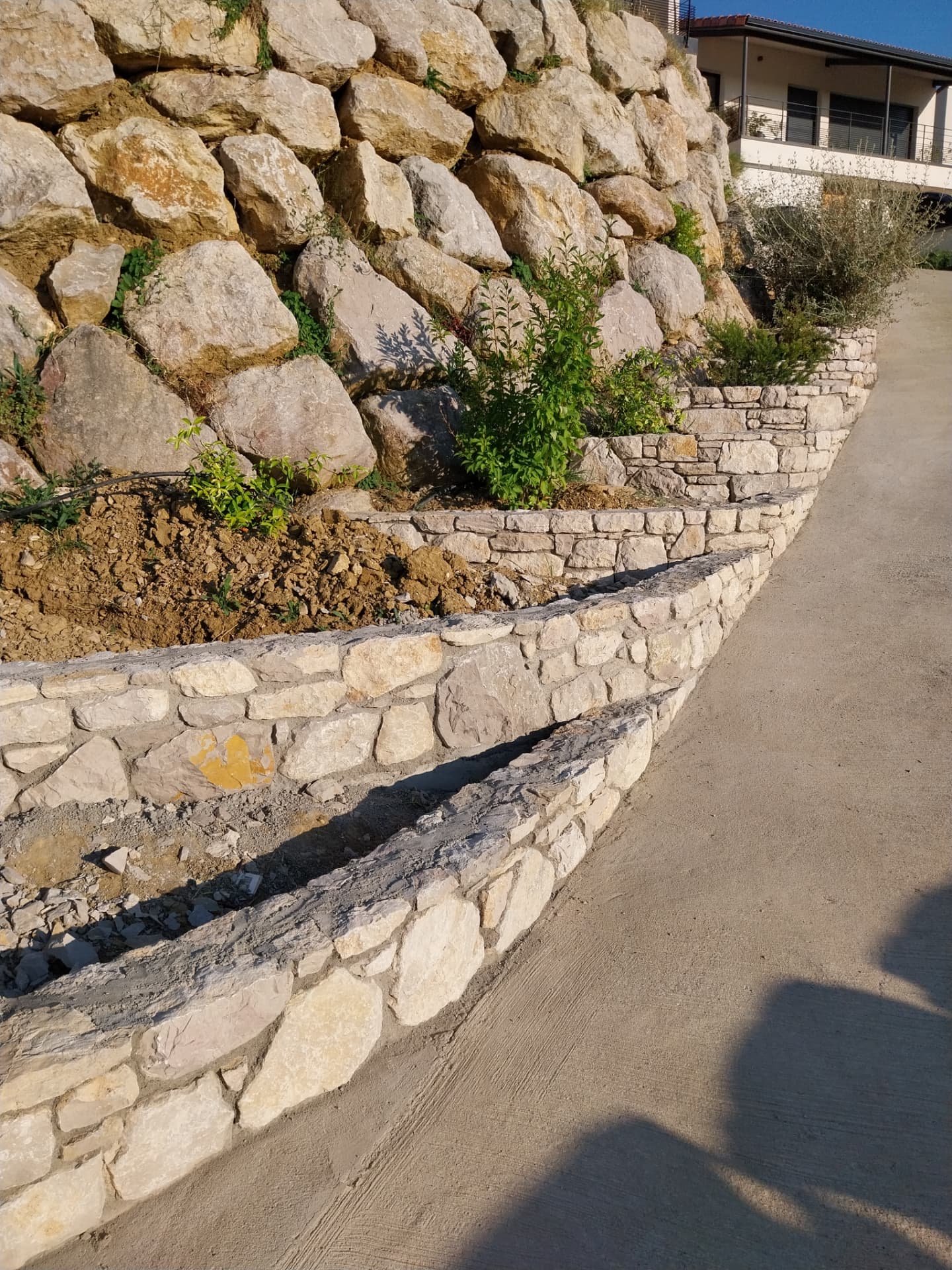 Murets de soutènement en terrasses en pierre calcaire
