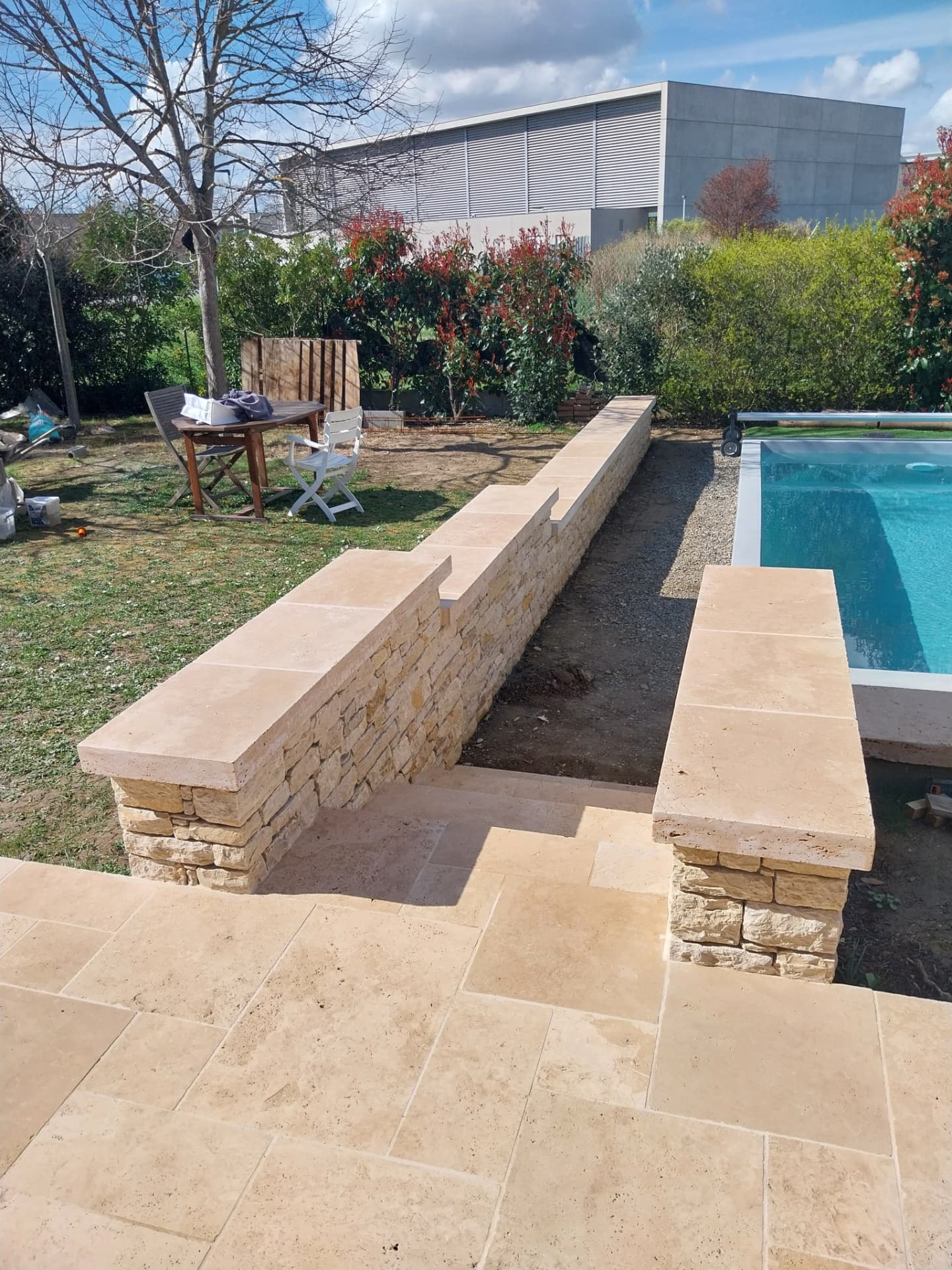 Murets de piscine en Pierre du Lot, marches et terrasse en travertin — Après