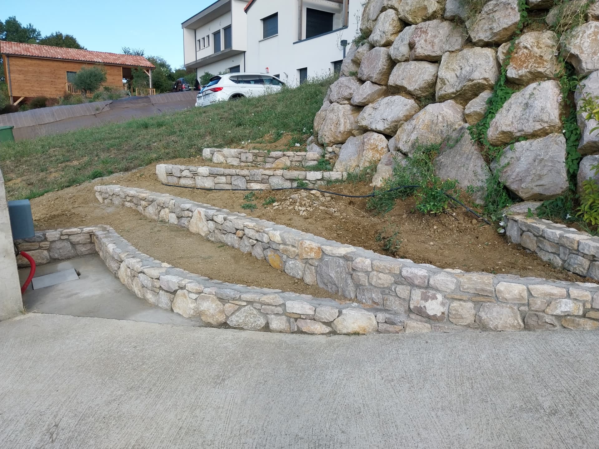 Murets de soutènement en terrasses en pierre calcaire