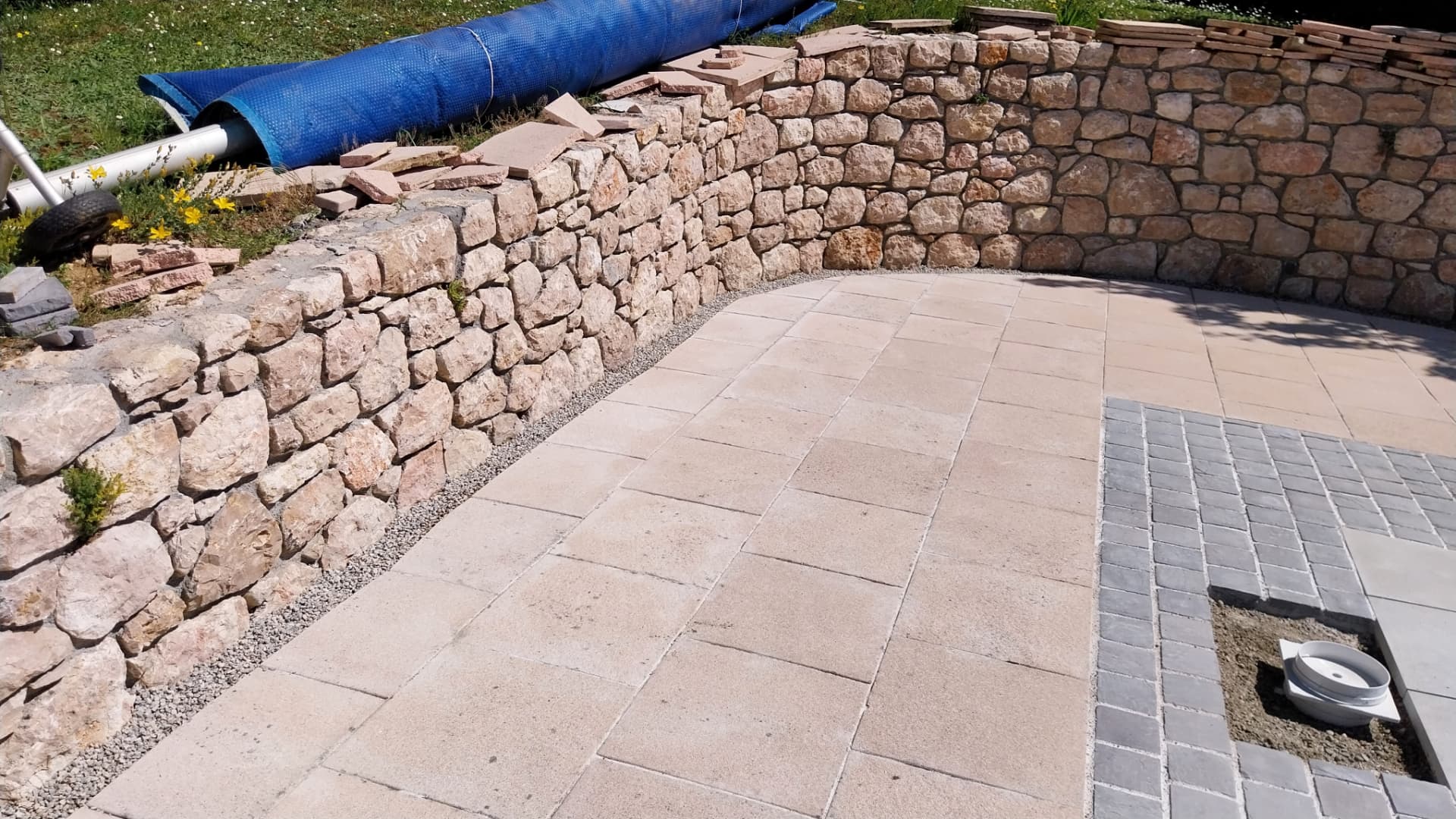 Terrasse, murs de soutènement et marches — Après