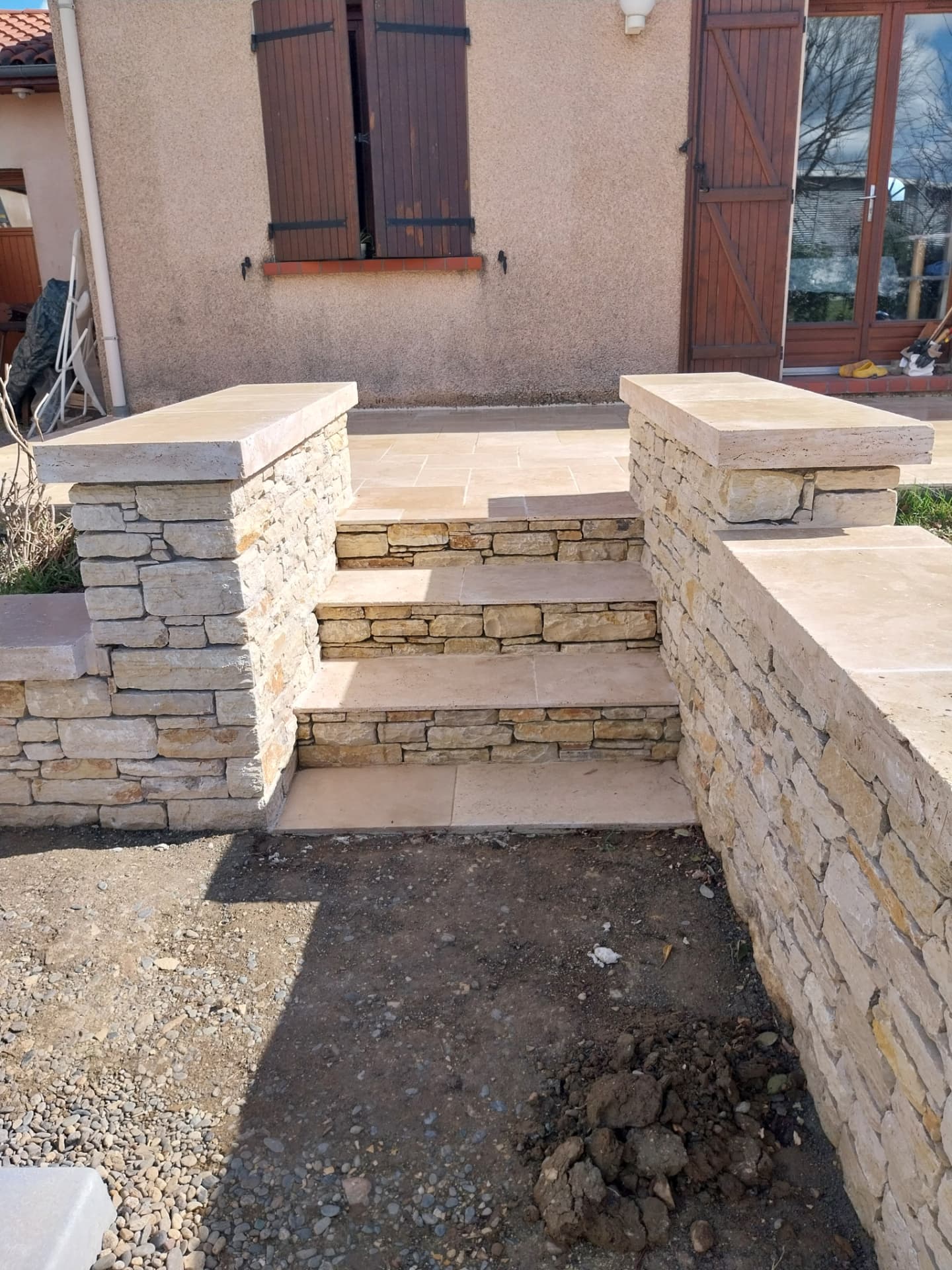 Murets de piscine en Pierre du Lot, marches et terrasse en travertin — Après