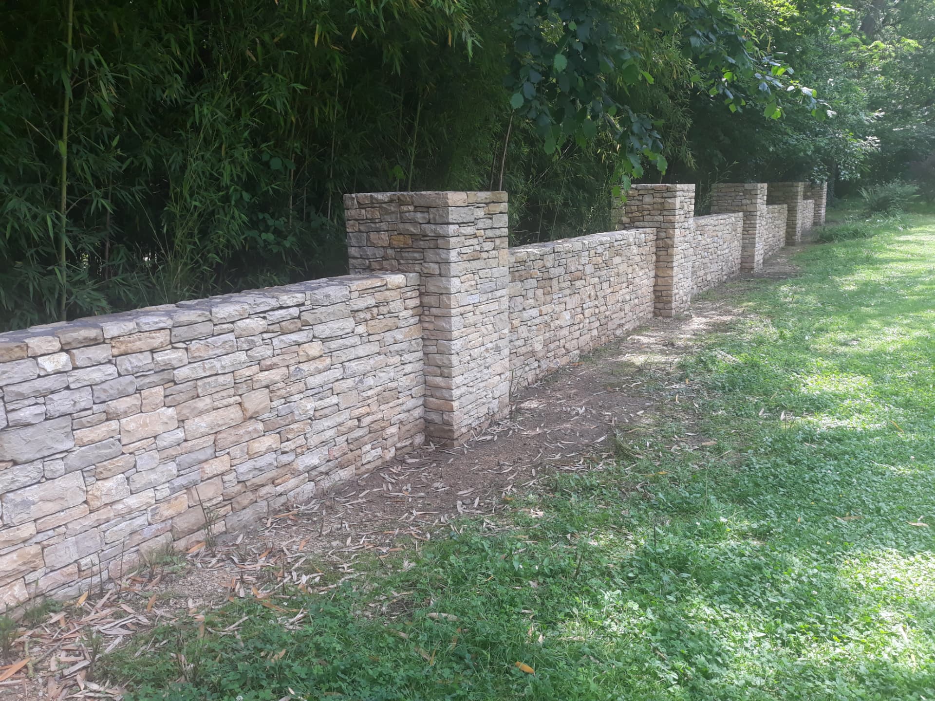 Mur de clôture à six piliers en Pierre du Lot