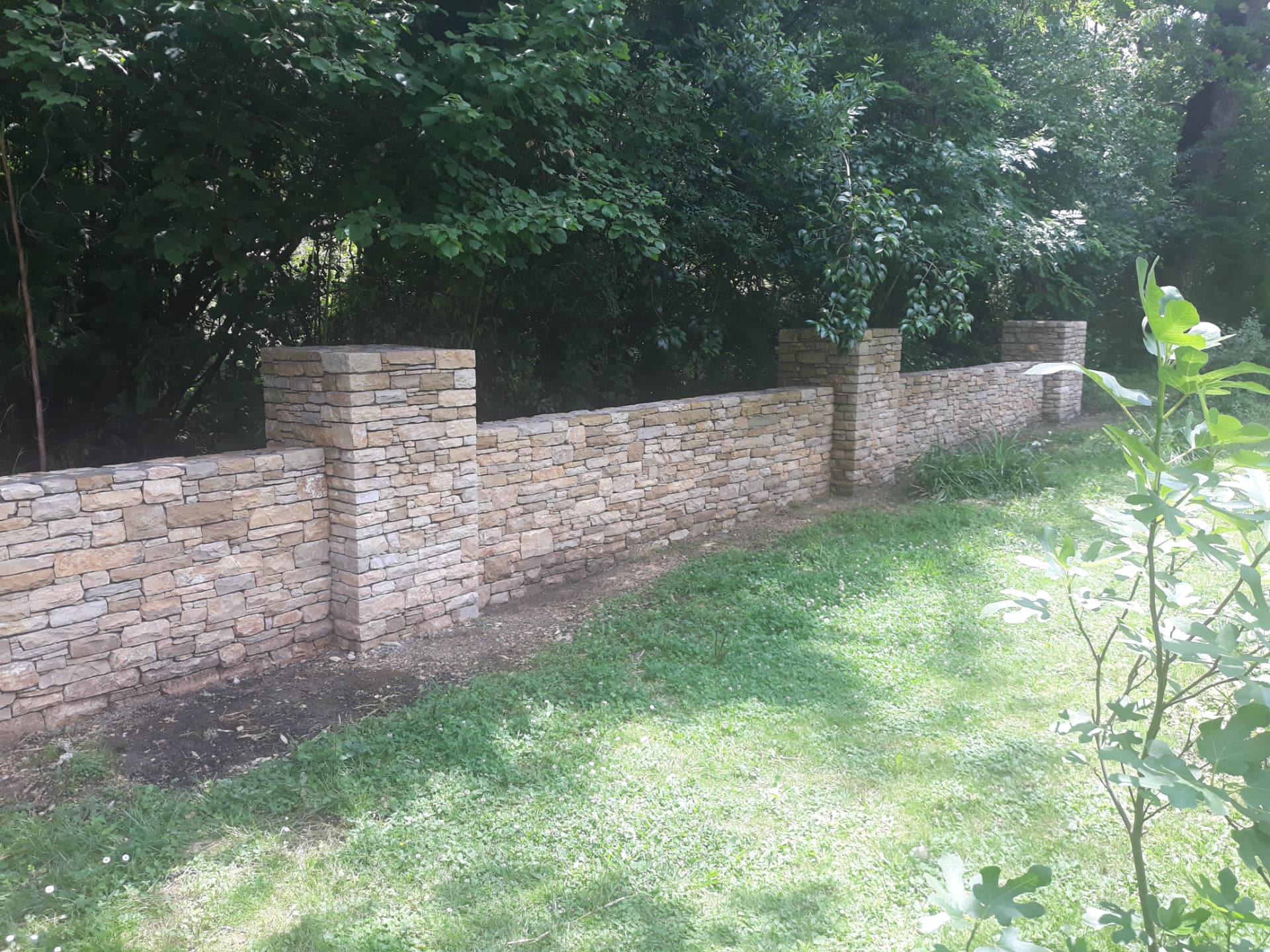 Mur de clôture à six piliers en Pierre du Lot