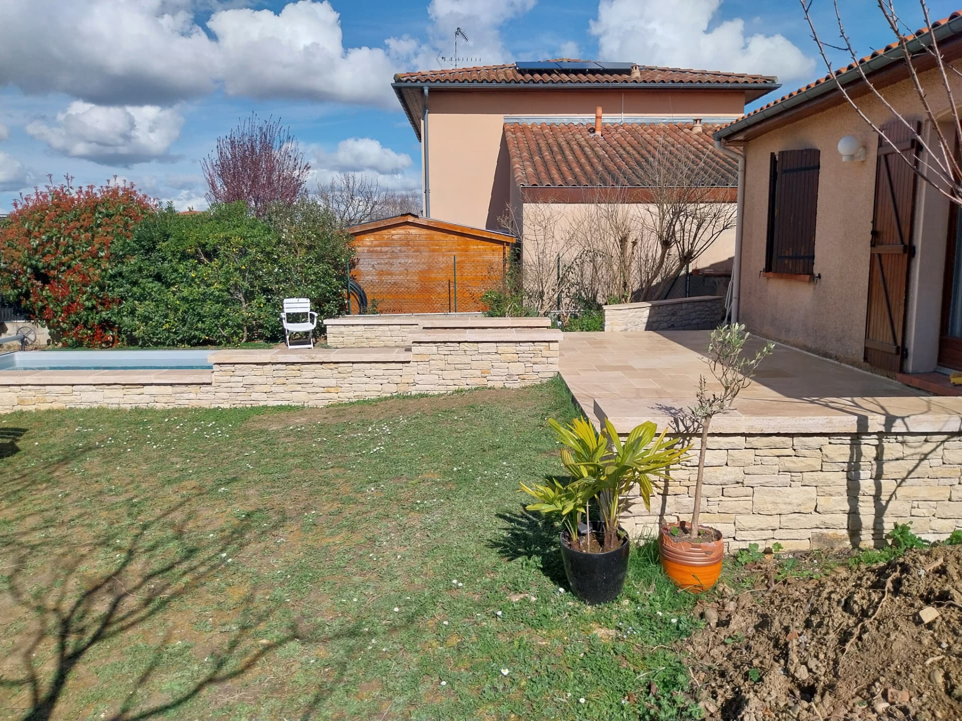 Murets de piscine en Pierre du Lot, marches et terrasse en travertin — Après