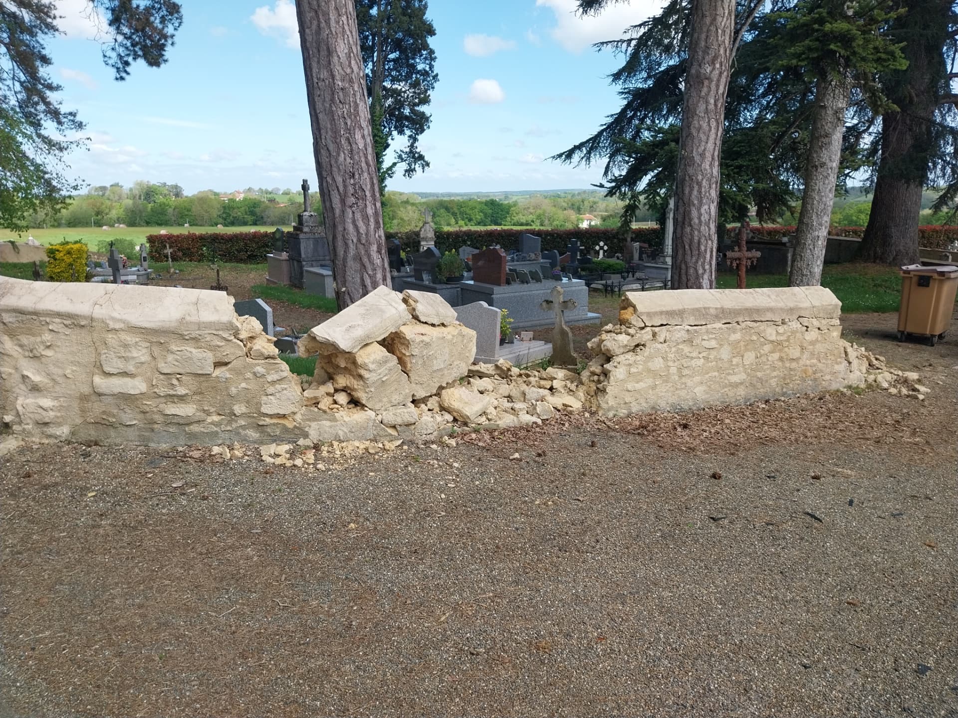 Réparation d'un mur de cimetière après un accident — Avant