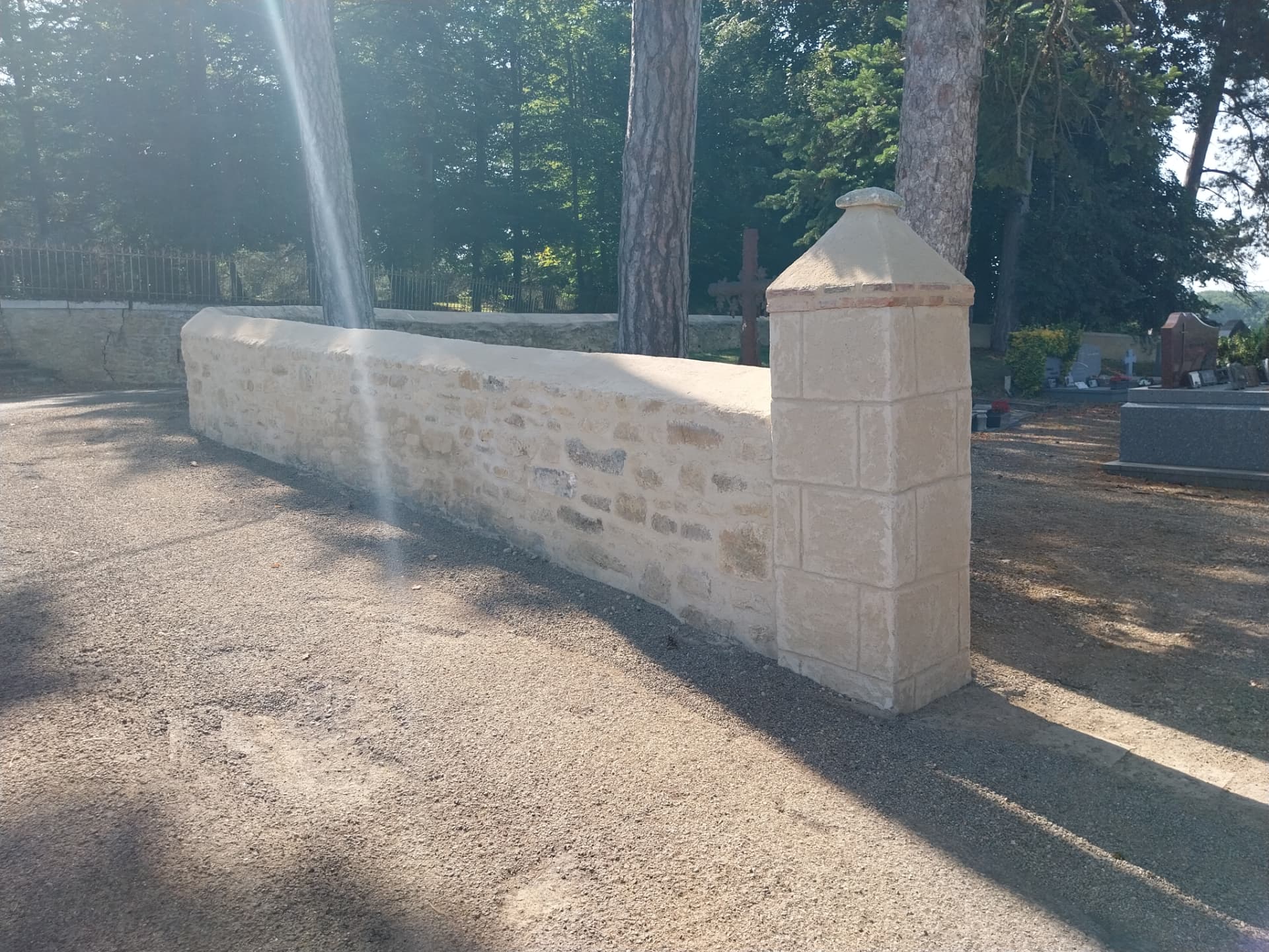 Réparation d'un mur de cimetière après un accident — Après