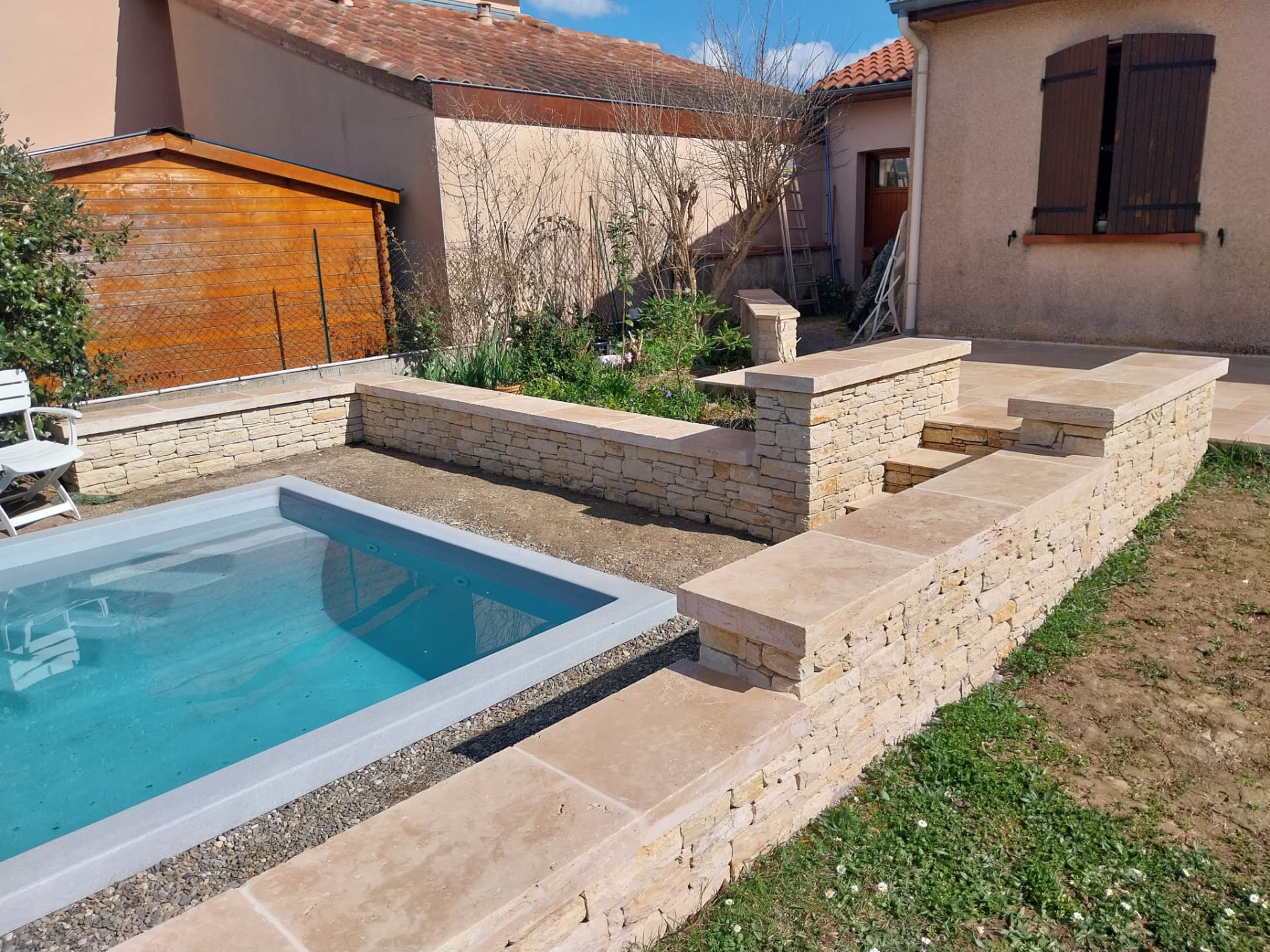 Murets de piscine en Pierre du Lot, marches et terrasse en travertin — Après