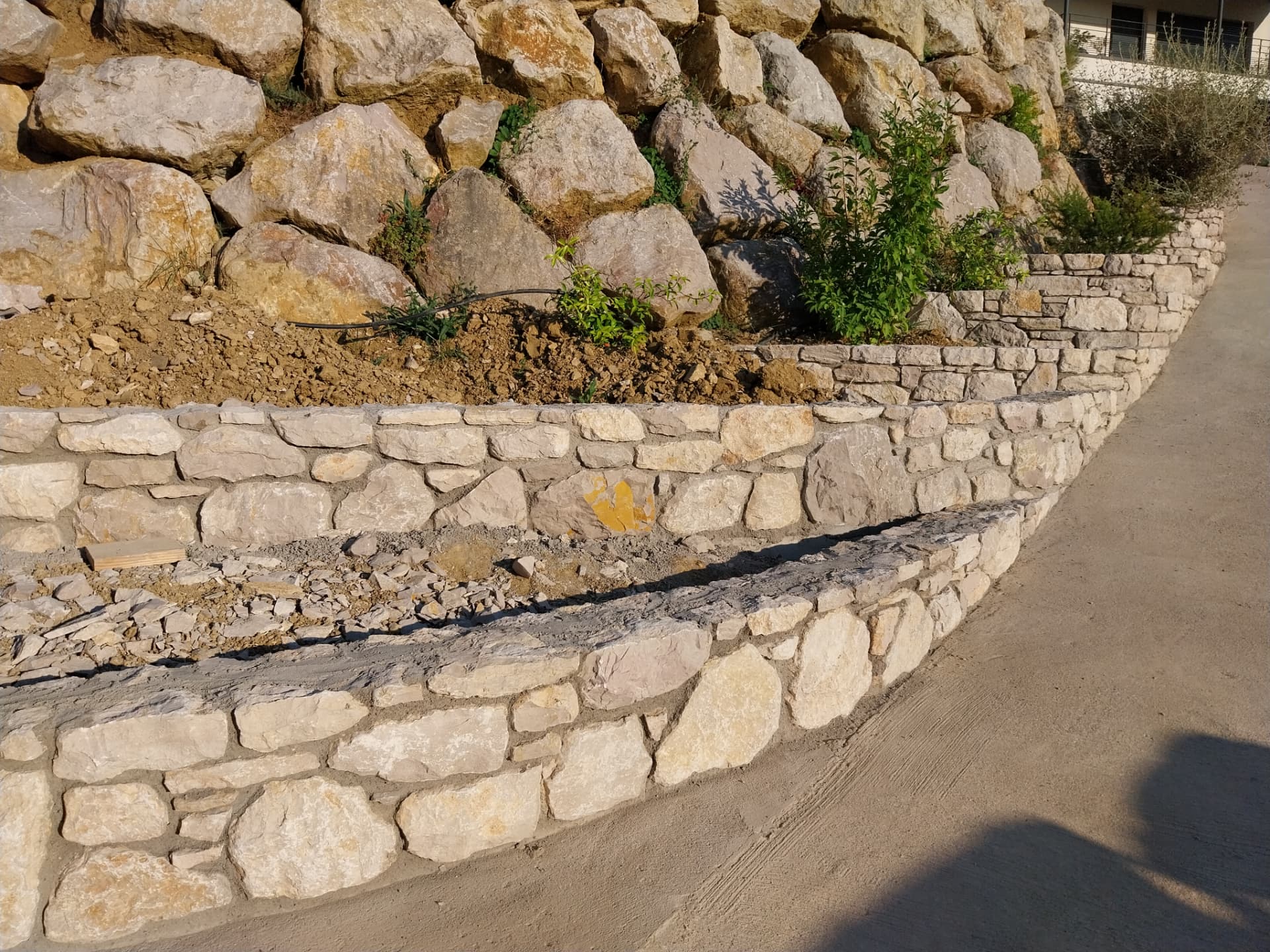 Murets de soutènement en terrasses en pierre calcaire