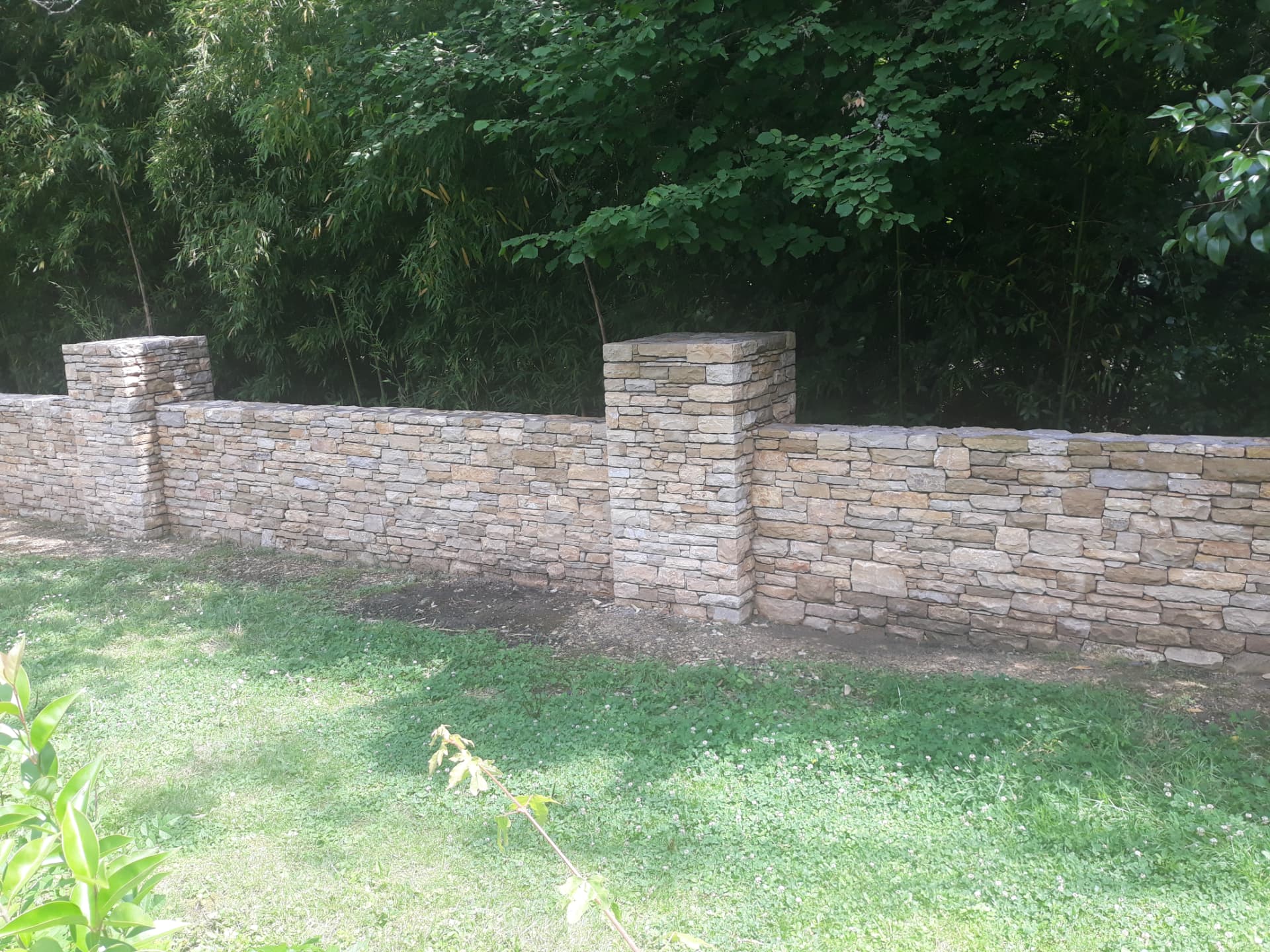 Mur de clôture à six piliers en Pierre du Lot