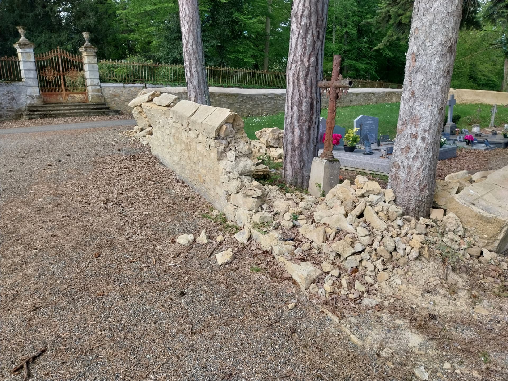 Réparation d'un mur de cimetière après un accident — Avant