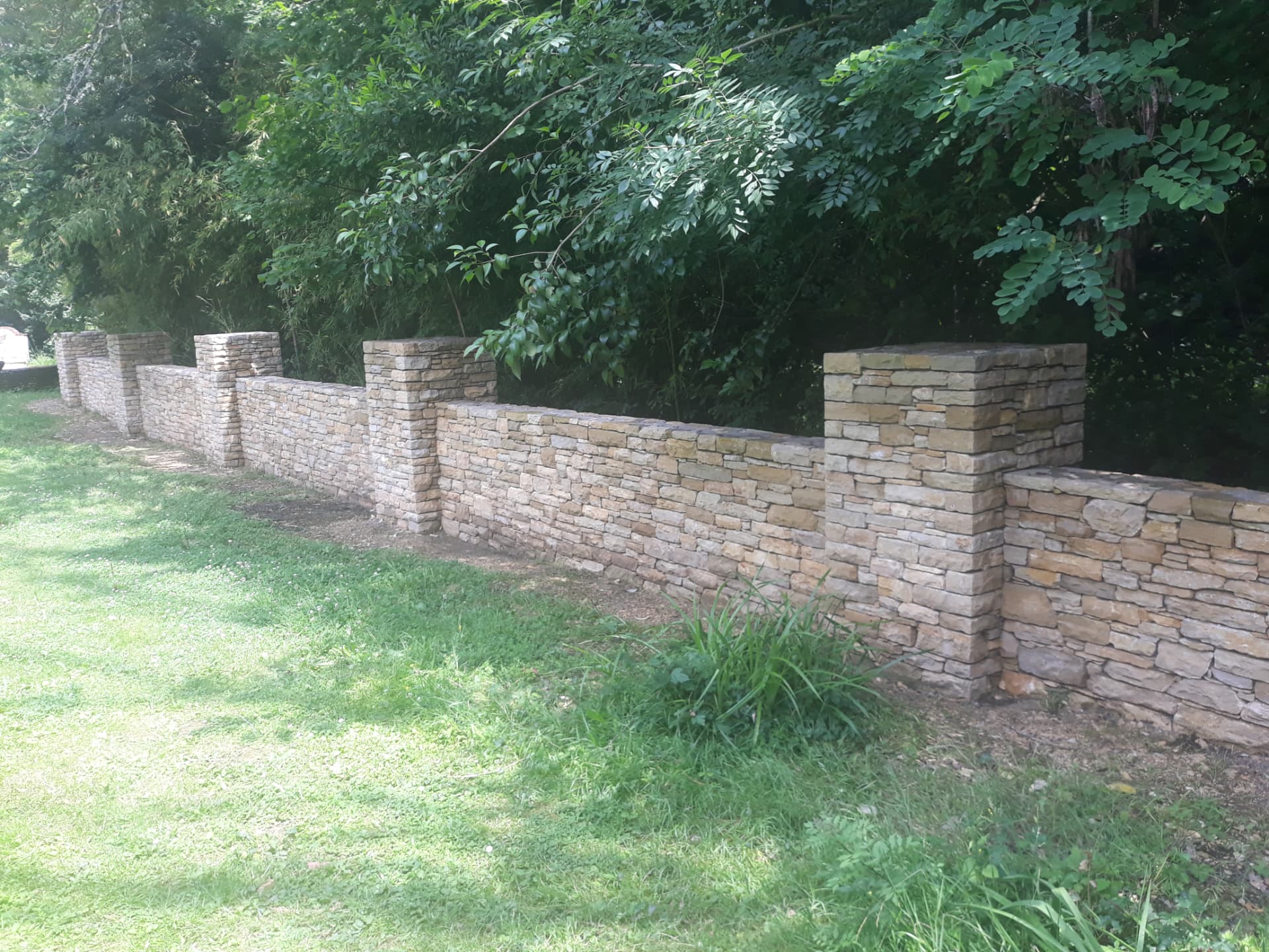 Mur de clôture à six piliers en Pierre du Lot