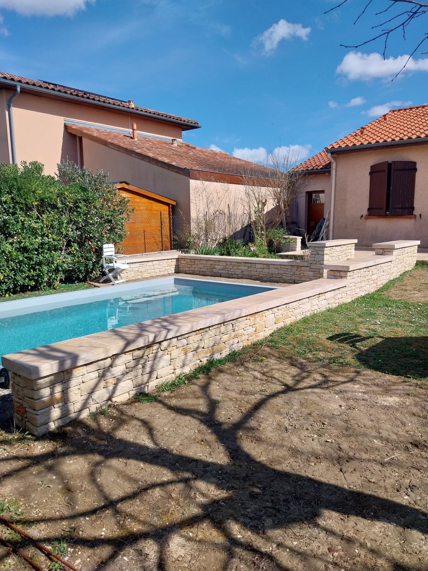 Murets de piscine en Pierre du Lot, marches et terrasse en travertin
