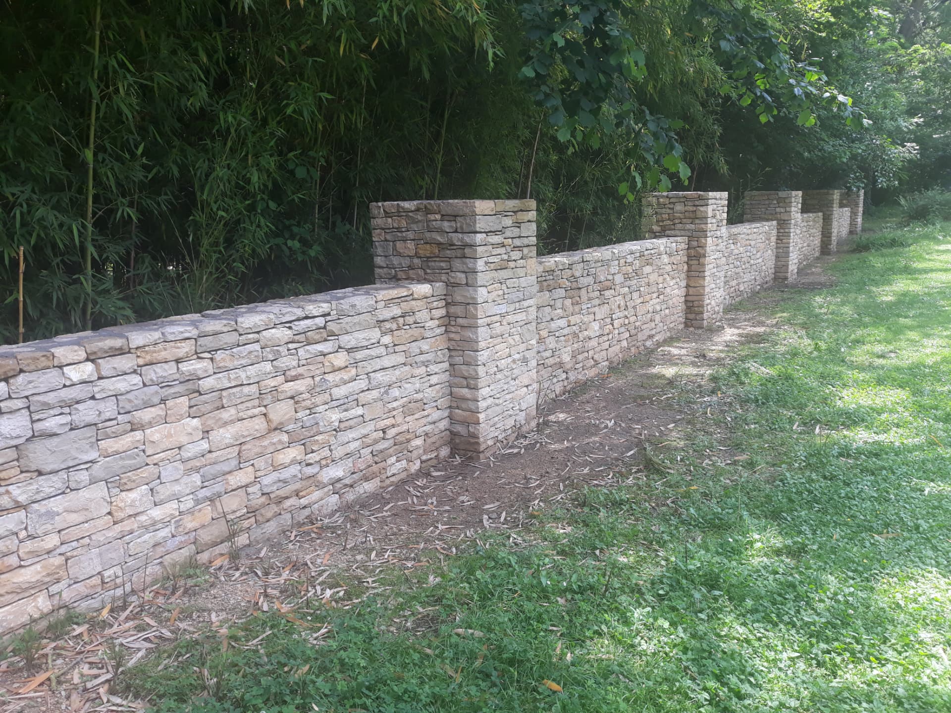 Mur de clôture à six piliers en Pierre du Lot