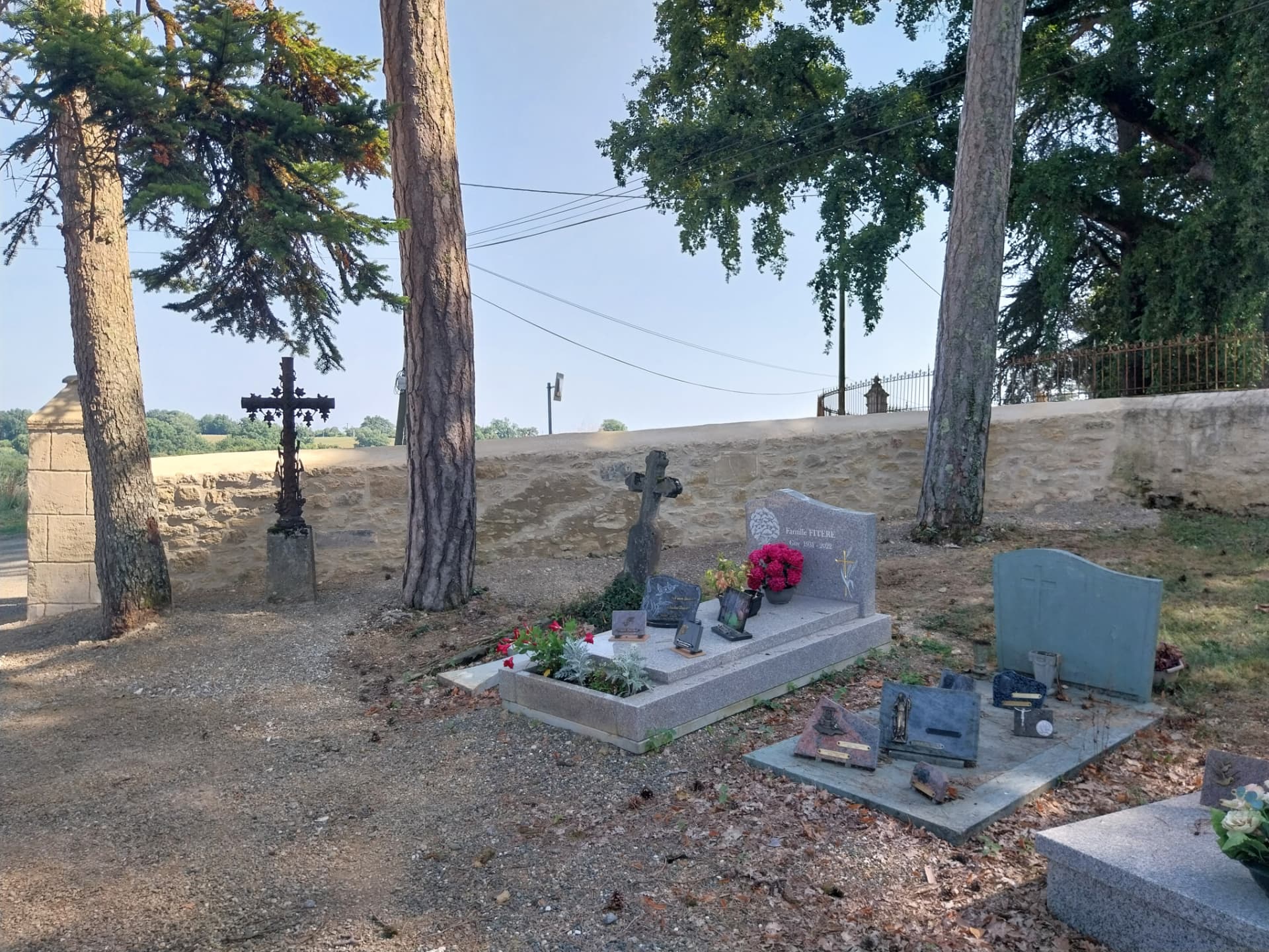 Réparation d'un mur de cimetière après un accident — Après