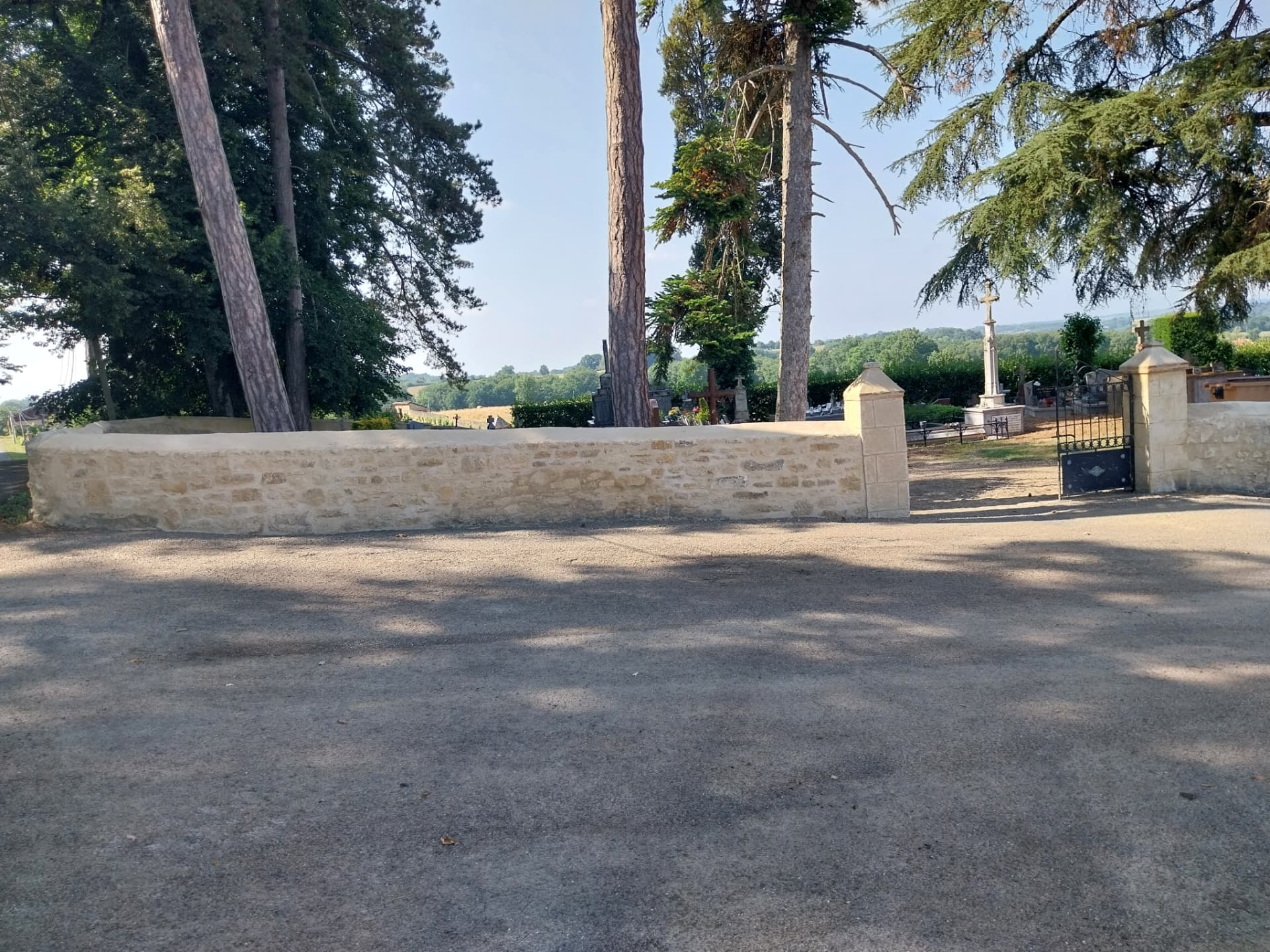 Réparation d'un mur de cimetière après un accident — Après